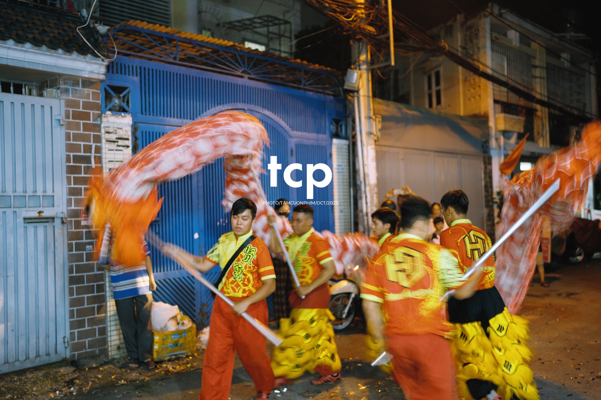 Tám Cuộn Phim - Ai mà chẳng nhớ cái cảm giác đứng đợi lân sư rồng đi qua trước ngõ?