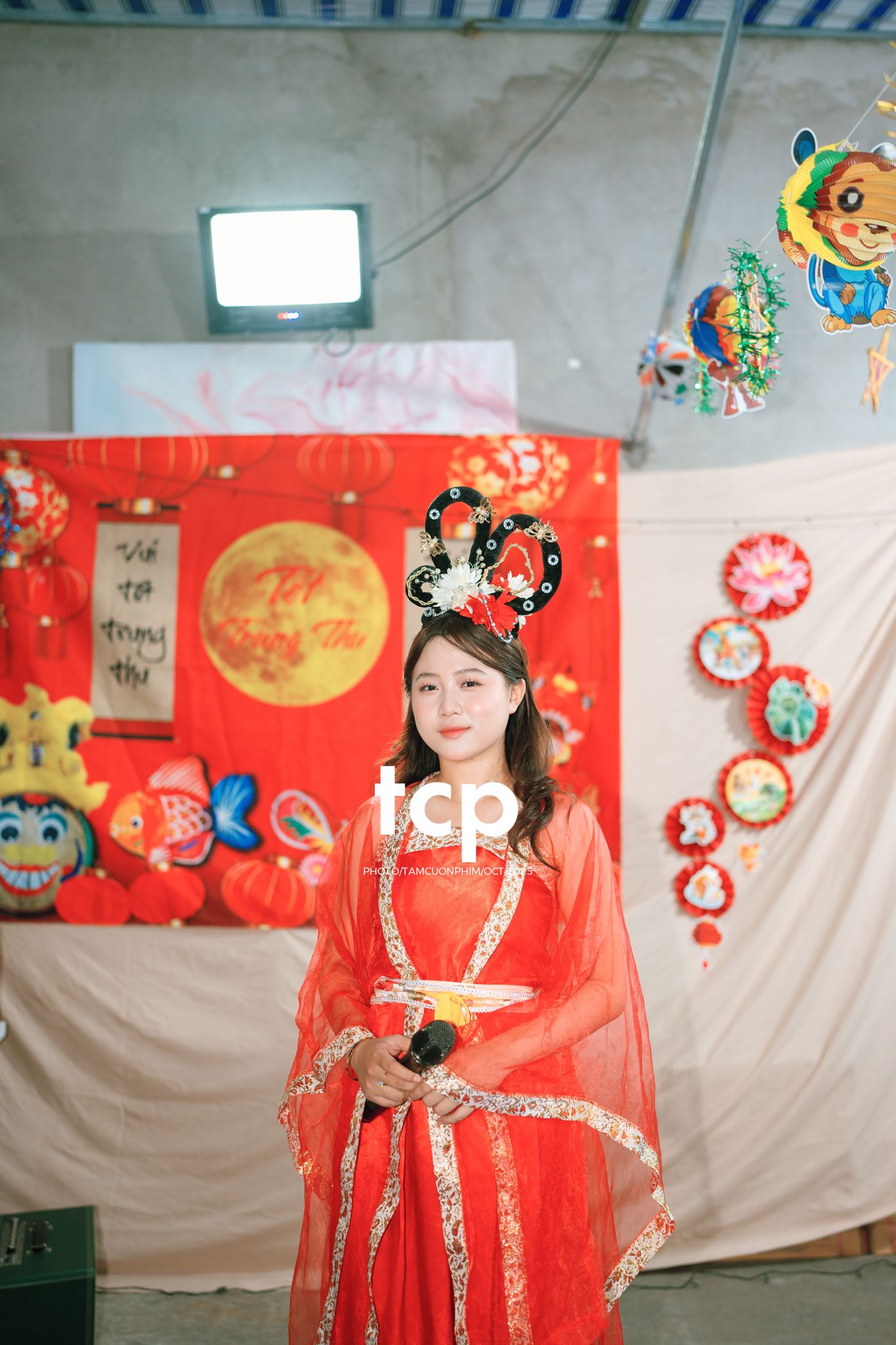 Tám Cuộn Phim - Ai mà chẳng nhớ cái cảm giác đứng đợi lân sư rồng đi qua trước ngõ?