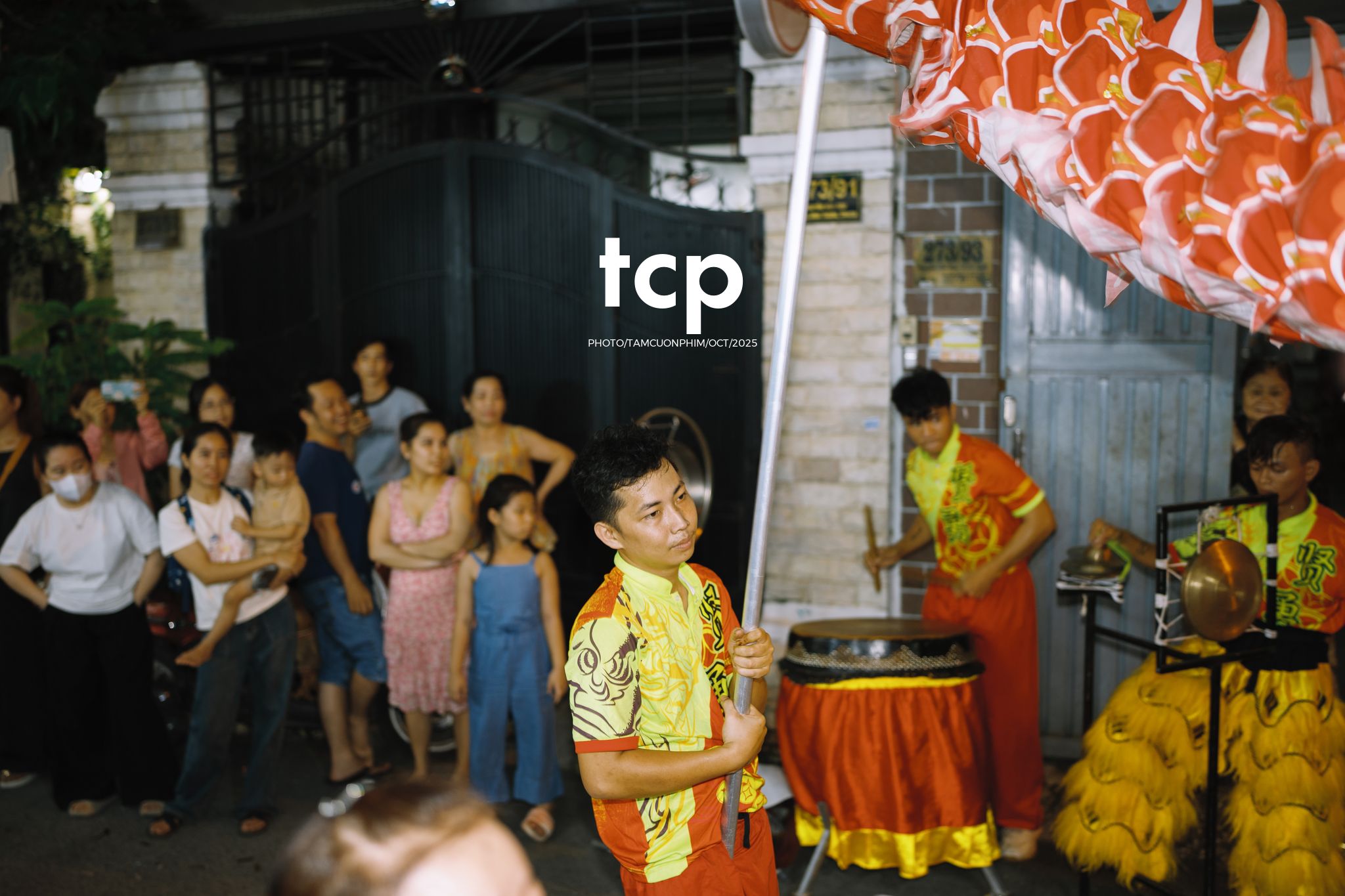 Tám Cuộn Phim - Ai mà chẳng nhớ cái cảm giác đứng đợi lân sư rồng đi qua trước ngõ?