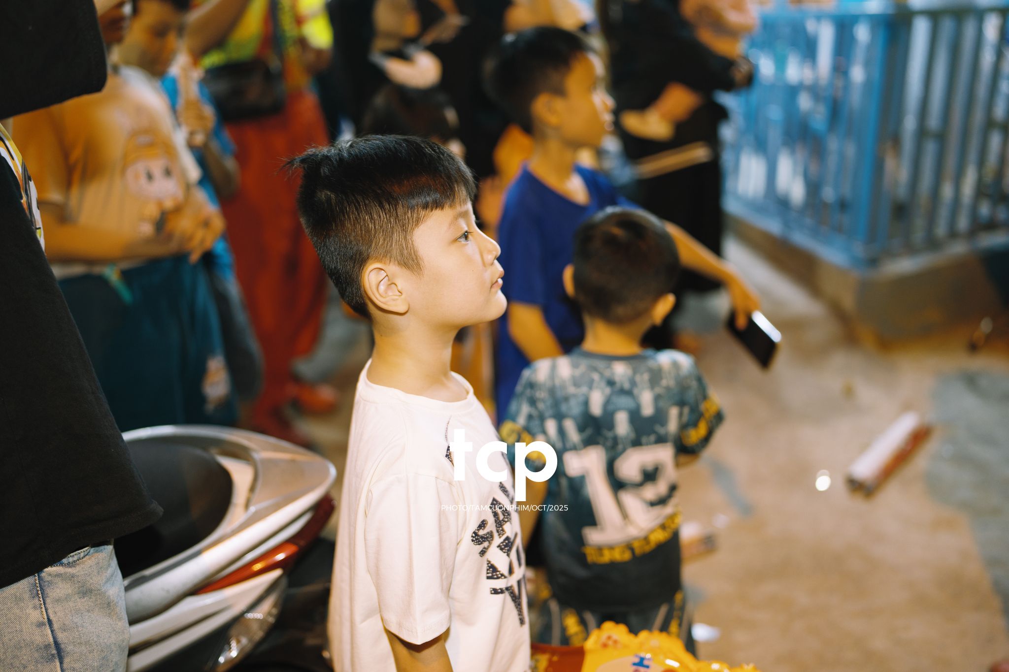 Tám Cuộn Phim - Ai mà chẳng nhớ cái cảm giác đứng đợi lân sư rồng đi qua trước ngõ?