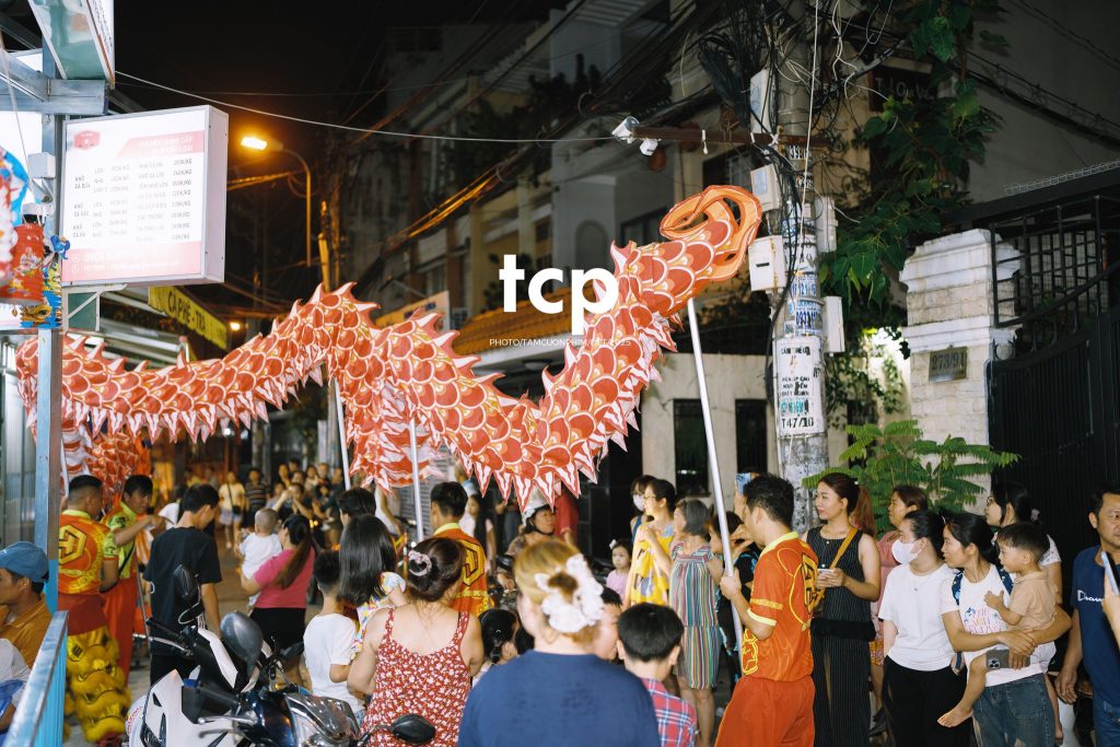 Tám Cuộn Phim - Ai mà chẳng nhớ cái cảm giác đứng đợi lân sư rồng đi qua trước ngõ?