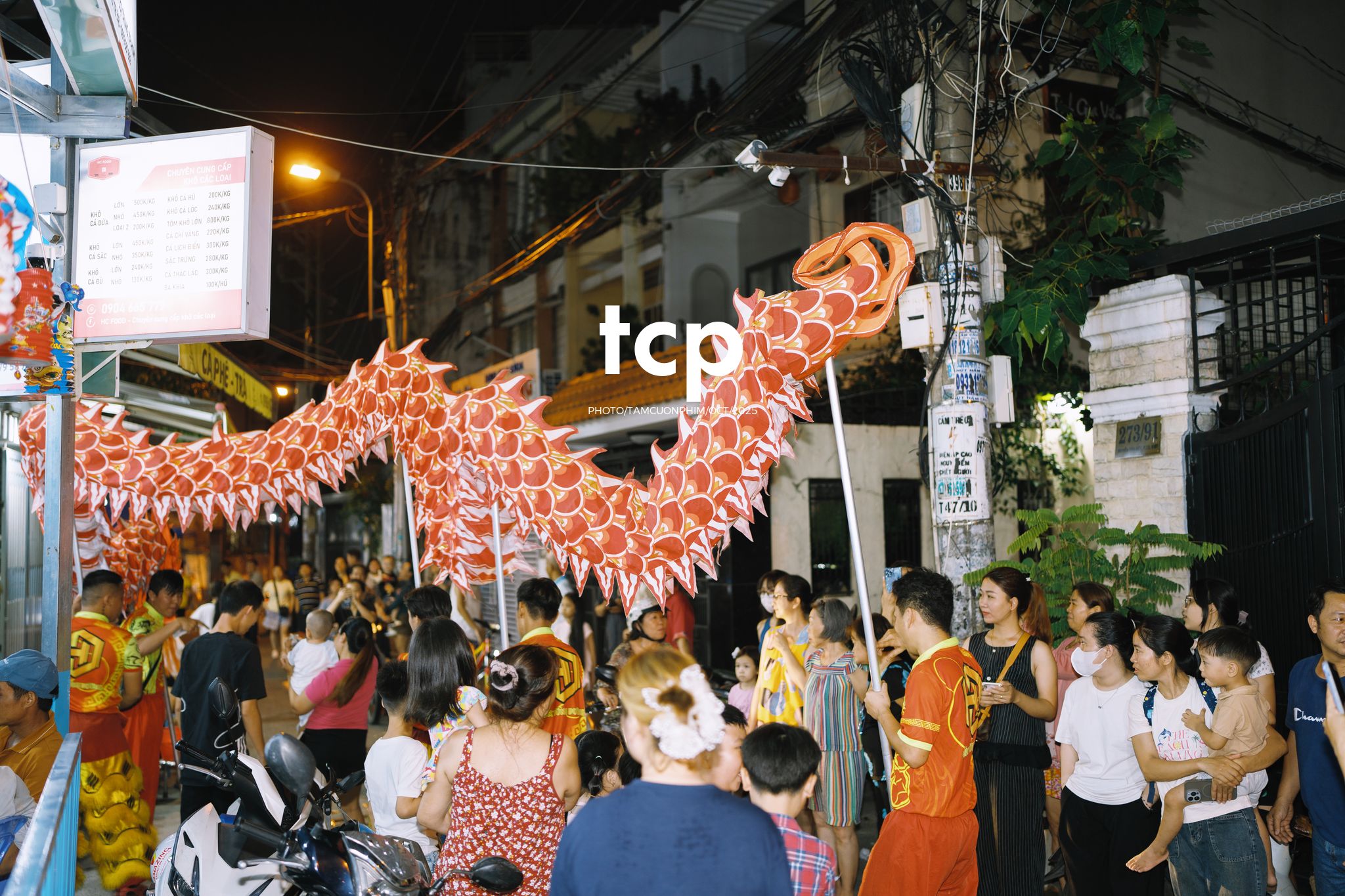 Tám Cuộn Phim - Ai mà chẳng nhớ cái cảm giác đứng đợi lân sư rồng đi qua trước ngõ?