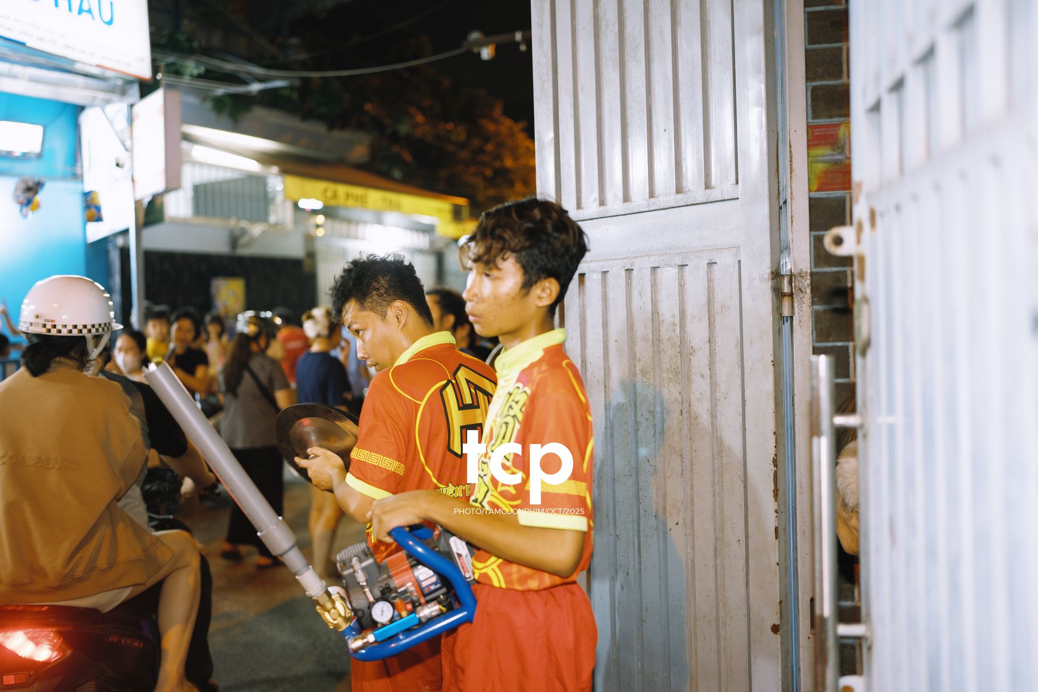 Tám Cuộn Phim - Ai mà chẳng nhớ cái cảm giác đứng đợi lân sư rồng đi qua trước ngõ?