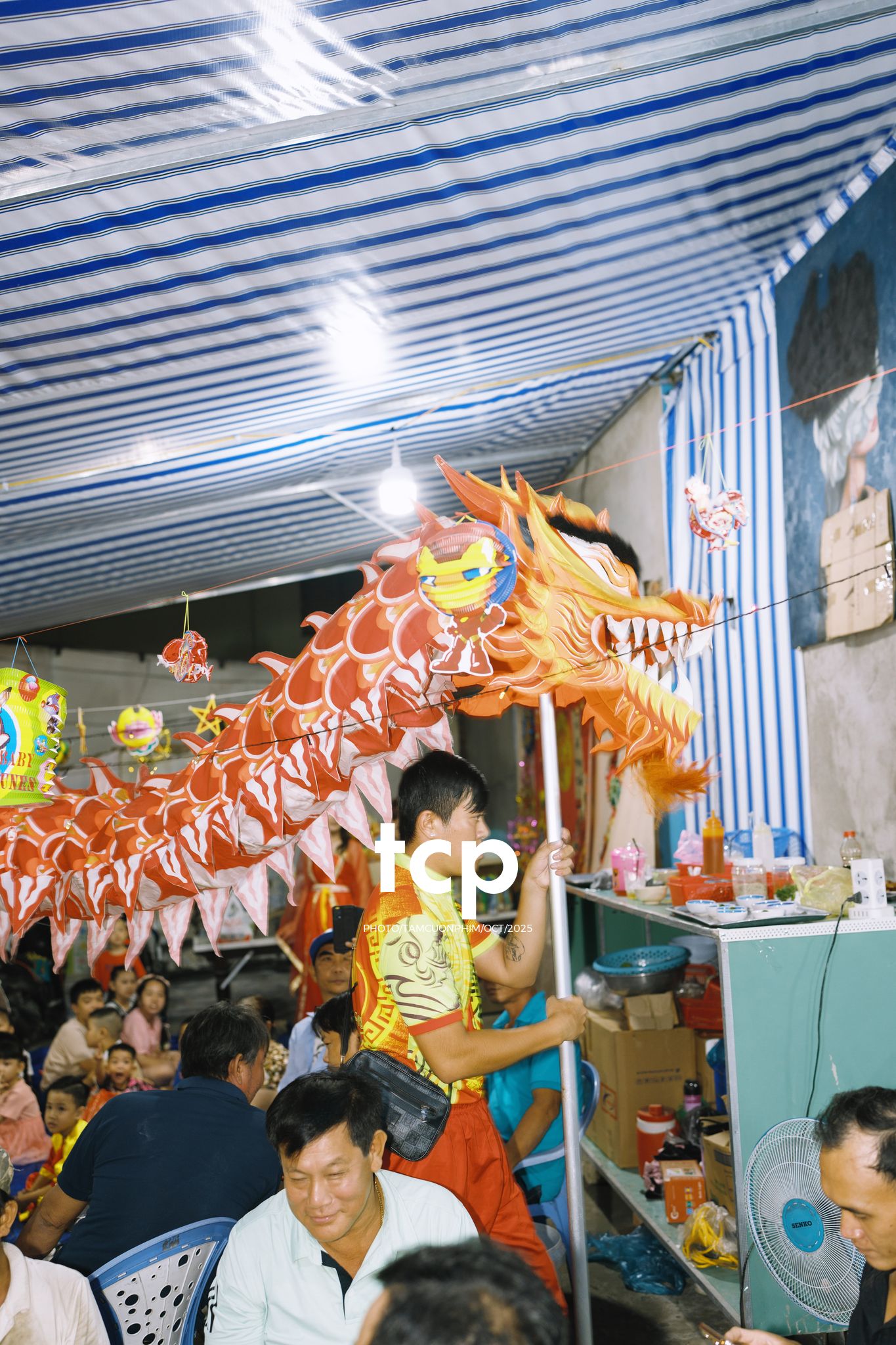 Tám Cuộn Phim - Ai mà chẳng nhớ cái cảm giác đứng đợi lân sư rồng đi qua trước ngõ?