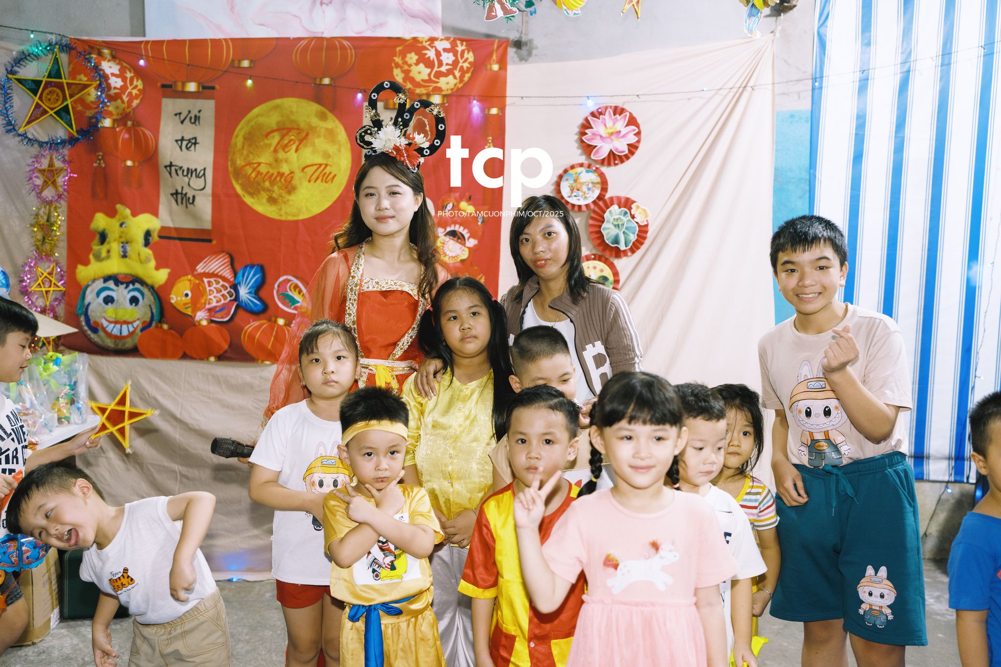 Tám Cuộn Phim - Ai mà chẳng nhớ cái cảm giác đứng đợi lân sư rồng đi qua trước ngõ?