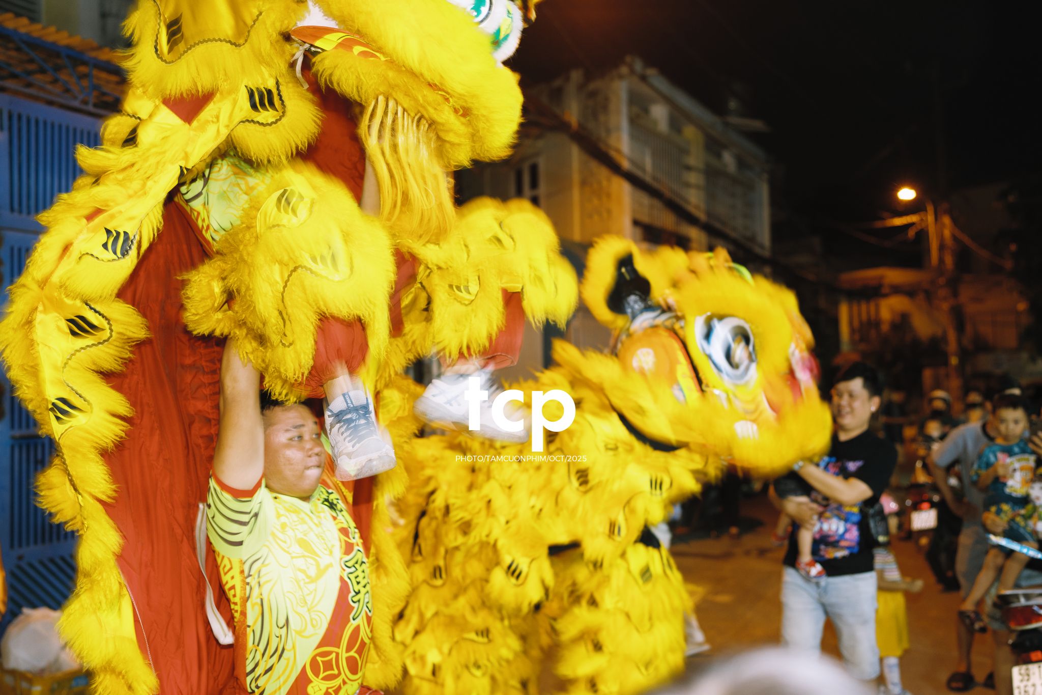 Tám Cuộn Phim - Ai mà chẳng nhớ cái cảm giác đứng đợi lân sư rồng đi qua trước ngõ?