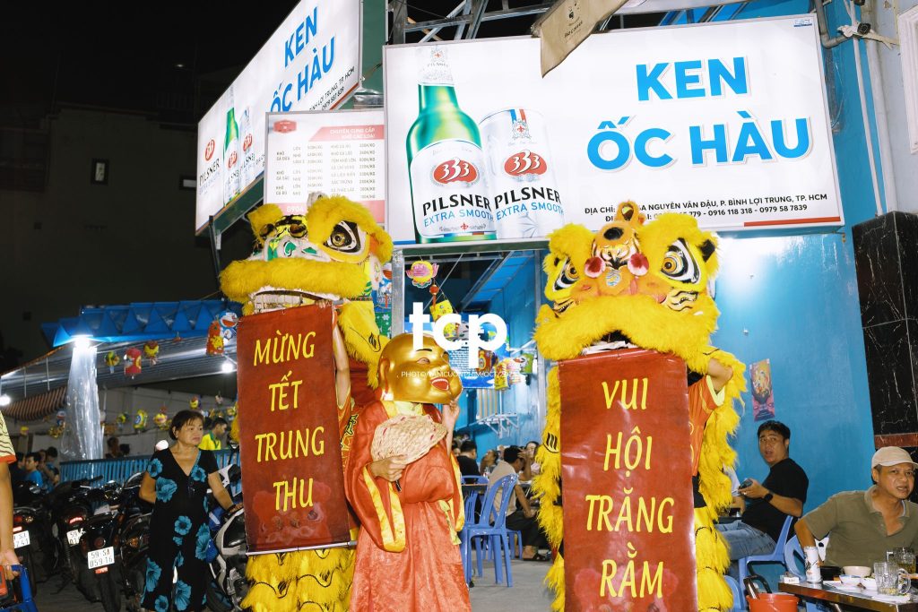 Tám Cuộn Phim - Ai mà chẳng nhớ cái cảm giác đứng đợi lân sư rồng đi qua trước ngõ?