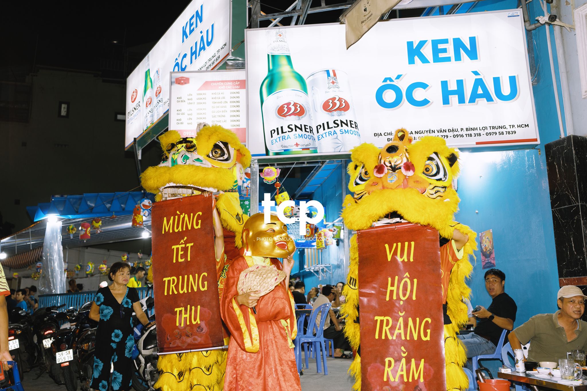 Tám Cuộn Phim - Ai mà chẳng nhớ cái cảm giác đứng đợi lân sư rồng đi qua trước ngõ?