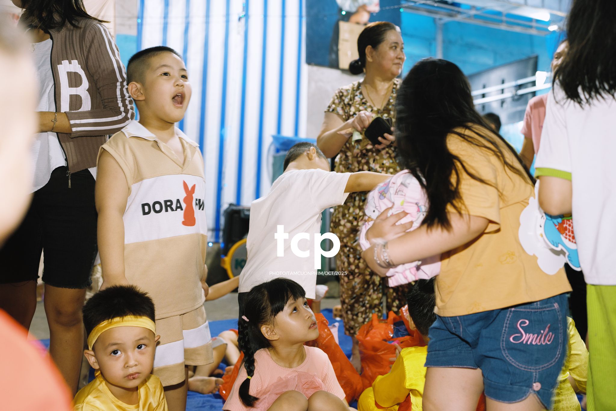 Tám Cuộn Phim - Ai mà chẳng nhớ cái cảm giác đứng đợi lân sư rồng đi qua trước ngõ?