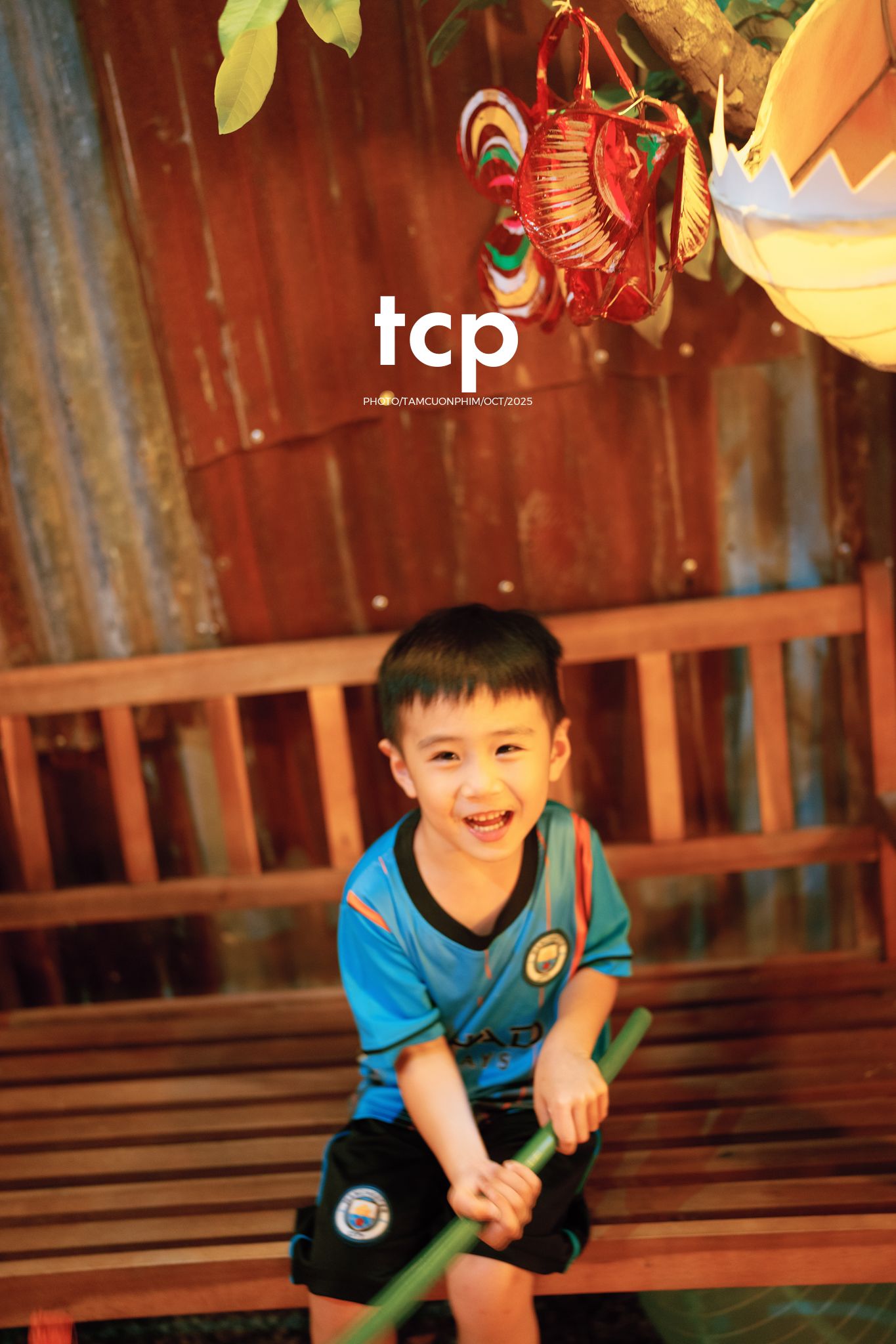 Tám Cuộn Phim - Có bao giờ bạn thấy lòng mình bỗng nhẹ tênh khi dắt tay con đi ngắm phố phường rực rỡ sắc màu chưa?