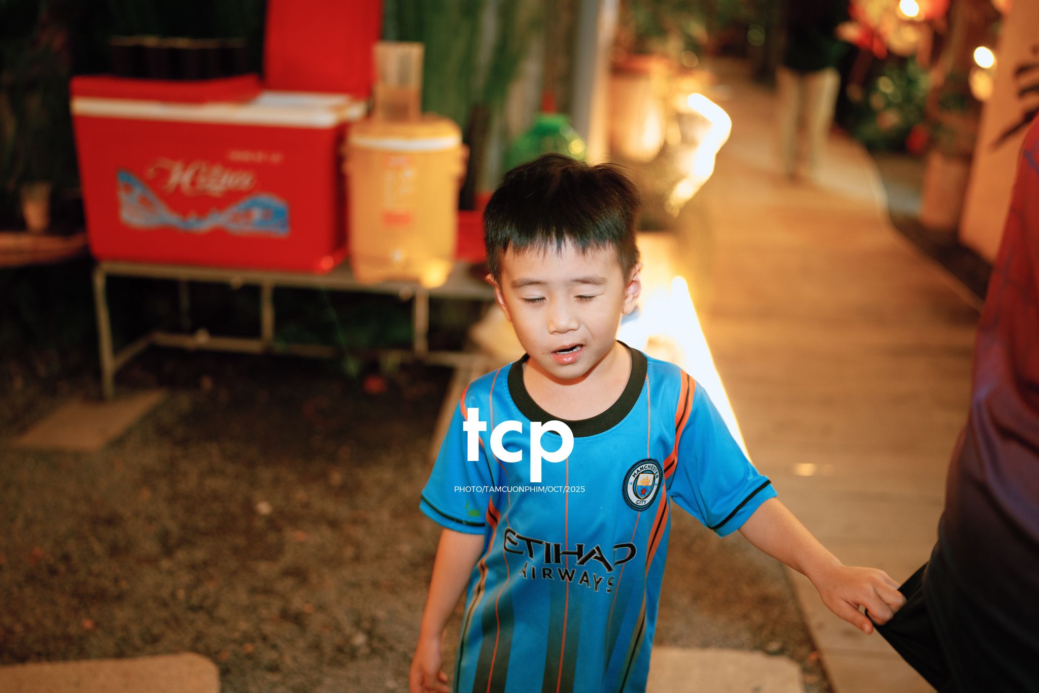 Tám Cuộn Phim - Có bao giờ bạn thấy lòng mình bỗng nhẹ tênh khi dắt tay con đi ngắm phố phường rực rỡ sắc màu chưa?