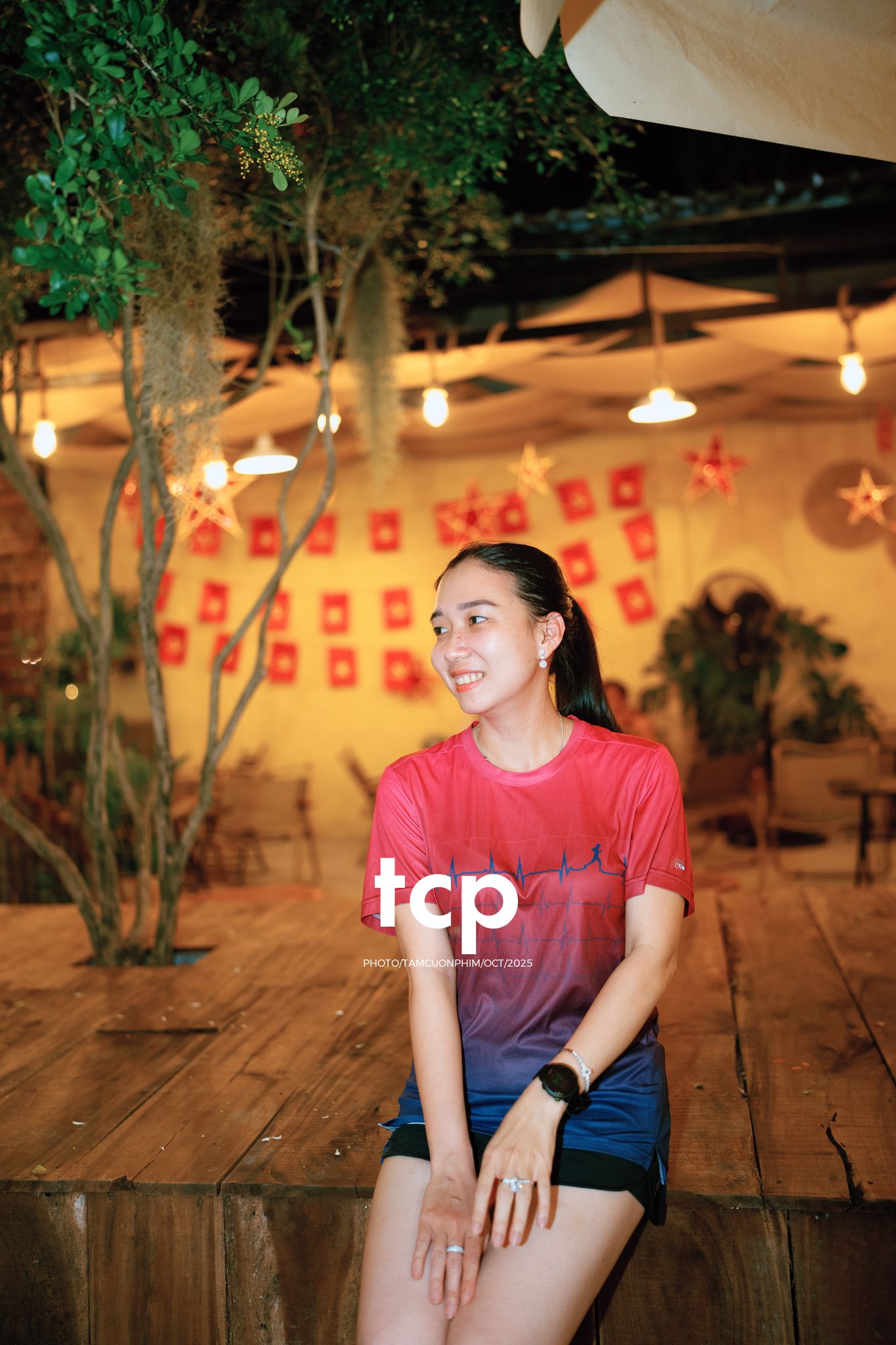 Tám Cuộn Phim - Có bao giờ bạn thấy lòng mình bỗng nhẹ tênh khi dắt tay con đi ngắm phố phường rực rỡ sắc màu chưa?