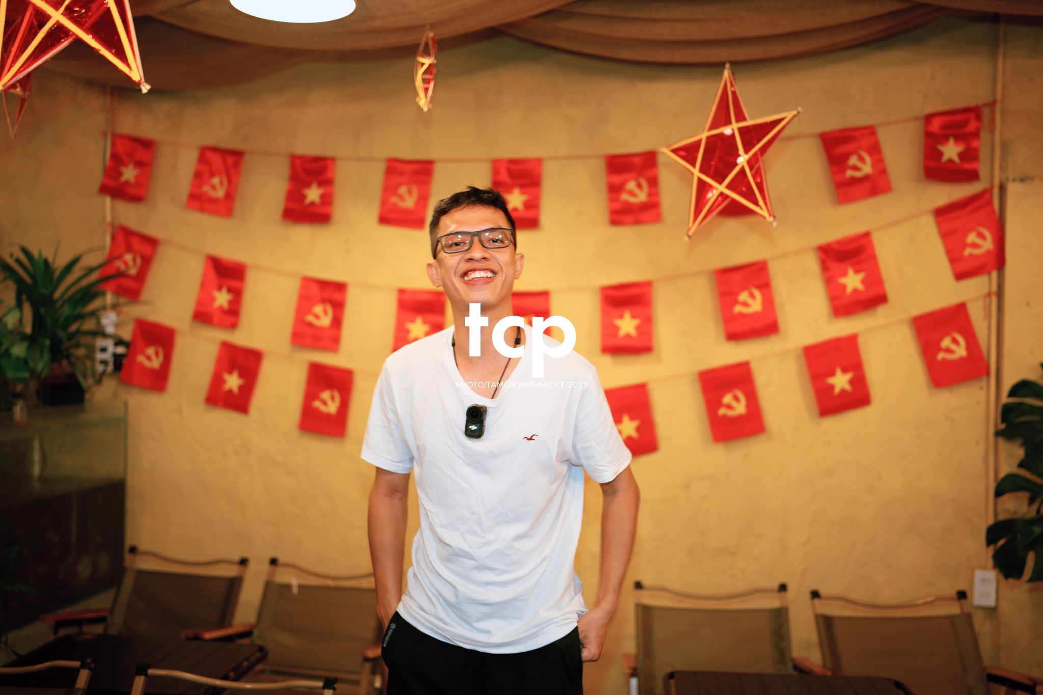 Tám Cuộn Phim - Có bao giờ bạn thấy lòng mình bỗng nhẹ tênh khi dắt tay con đi ngắm phố phường rực rỡ sắc màu chưa?