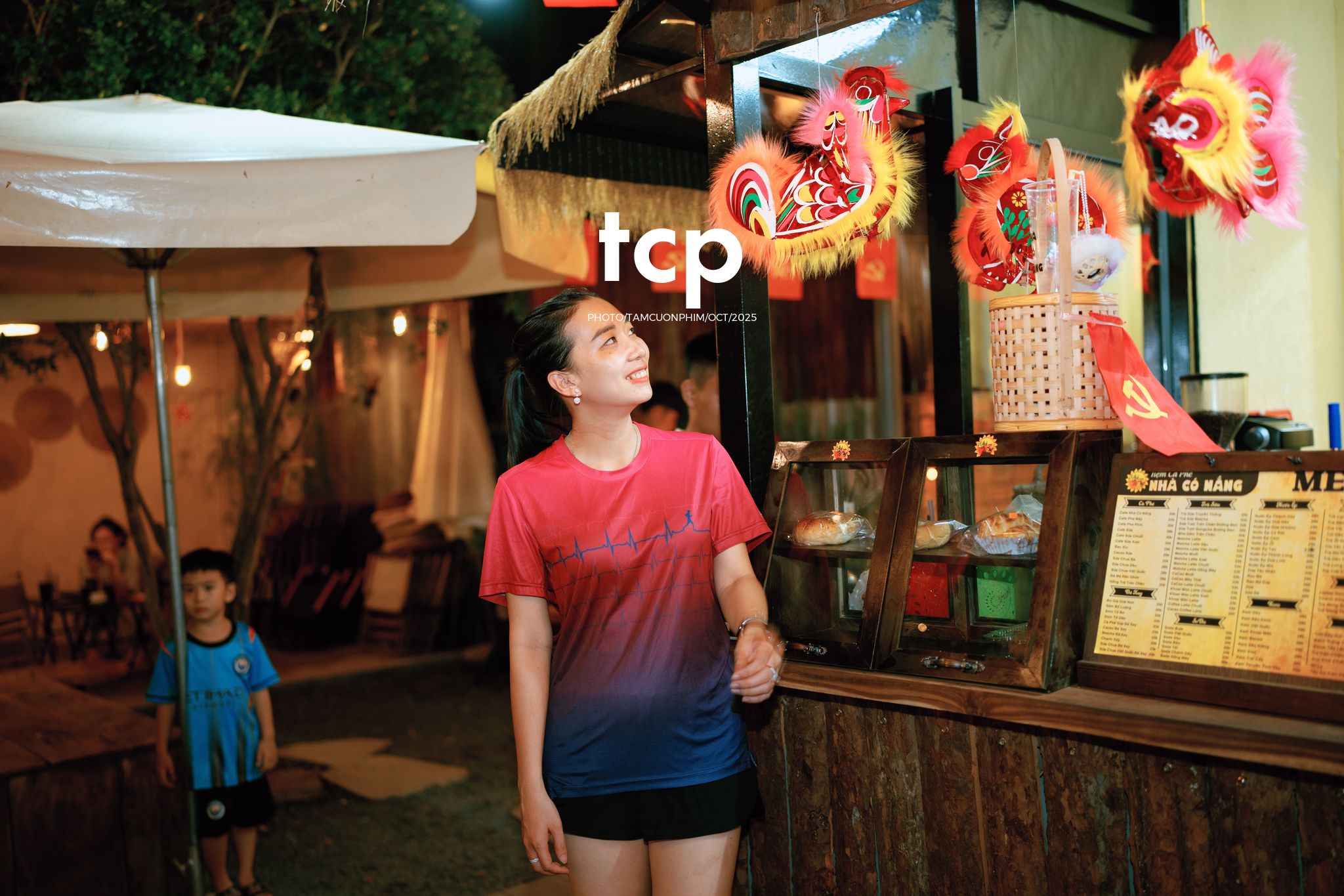 Tám Cuộn Phim - Có bao giờ bạn thấy lòng mình bỗng nhẹ tênh khi dắt tay con đi ngắm phố phường rực rỡ sắc màu chưa?