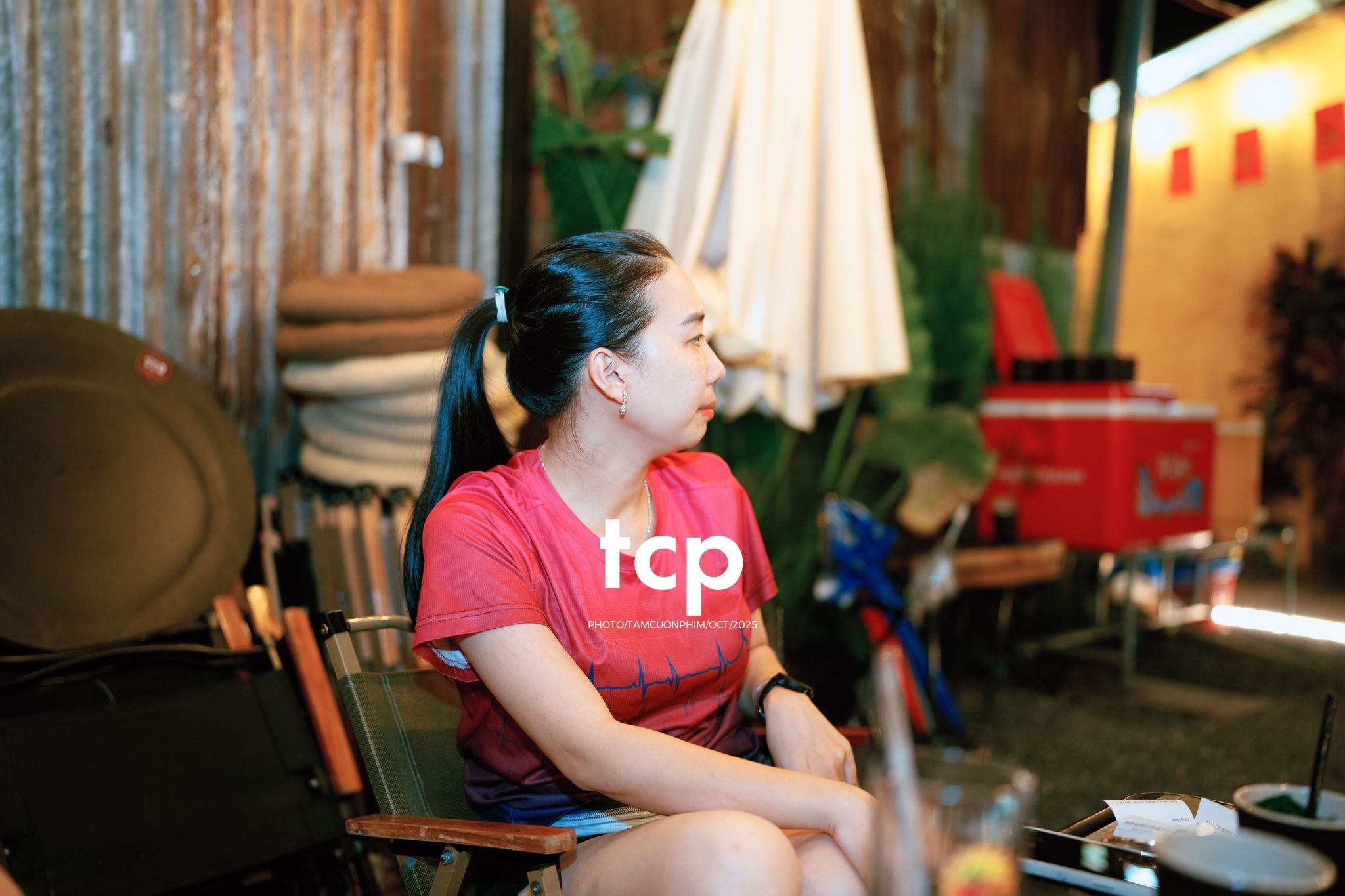 Tám Cuộn Phim - Có bao giờ bạn thấy lòng mình bỗng nhẹ tênh khi dắt tay con đi ngắm phố phường rực rỡ sắc màu chưa?