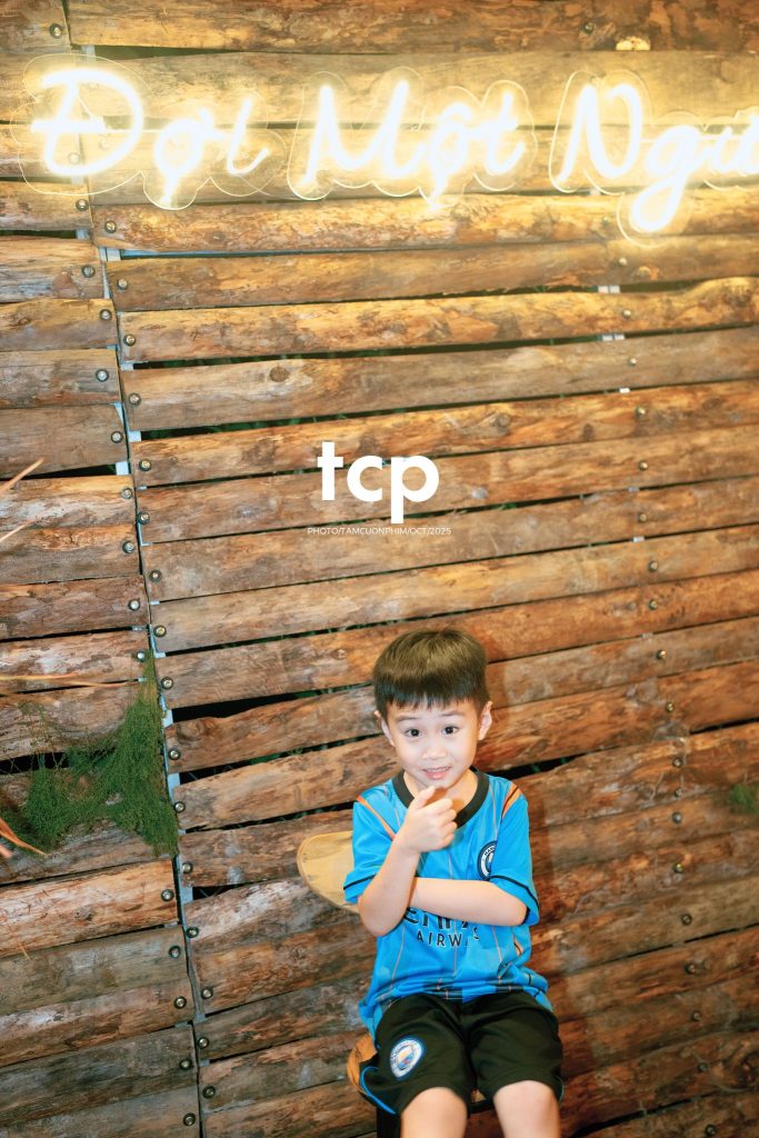 Tám Cuộn Phim - Có bao giờ bạn thấy lòng mình bỗng nhẹ tênh khi dắt tay con đi ngắm phố phường rực rỡ sắc màu chưa?