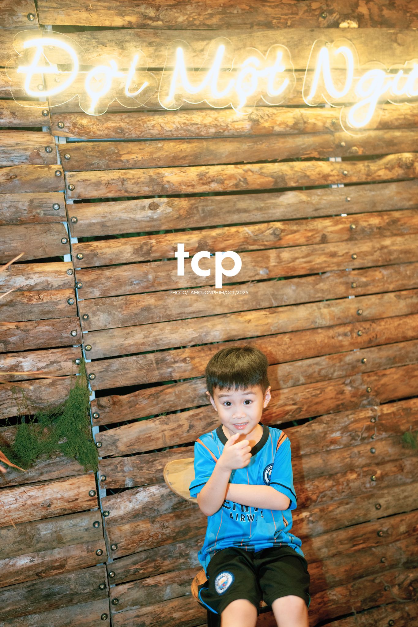 Tám Cuộn Phim - Có bao giờ bạn thấy lòng mình bỗng nhẹ tênh khi dắt tay con đi ngắm phố phường rực rỡ sắc màu chưa?