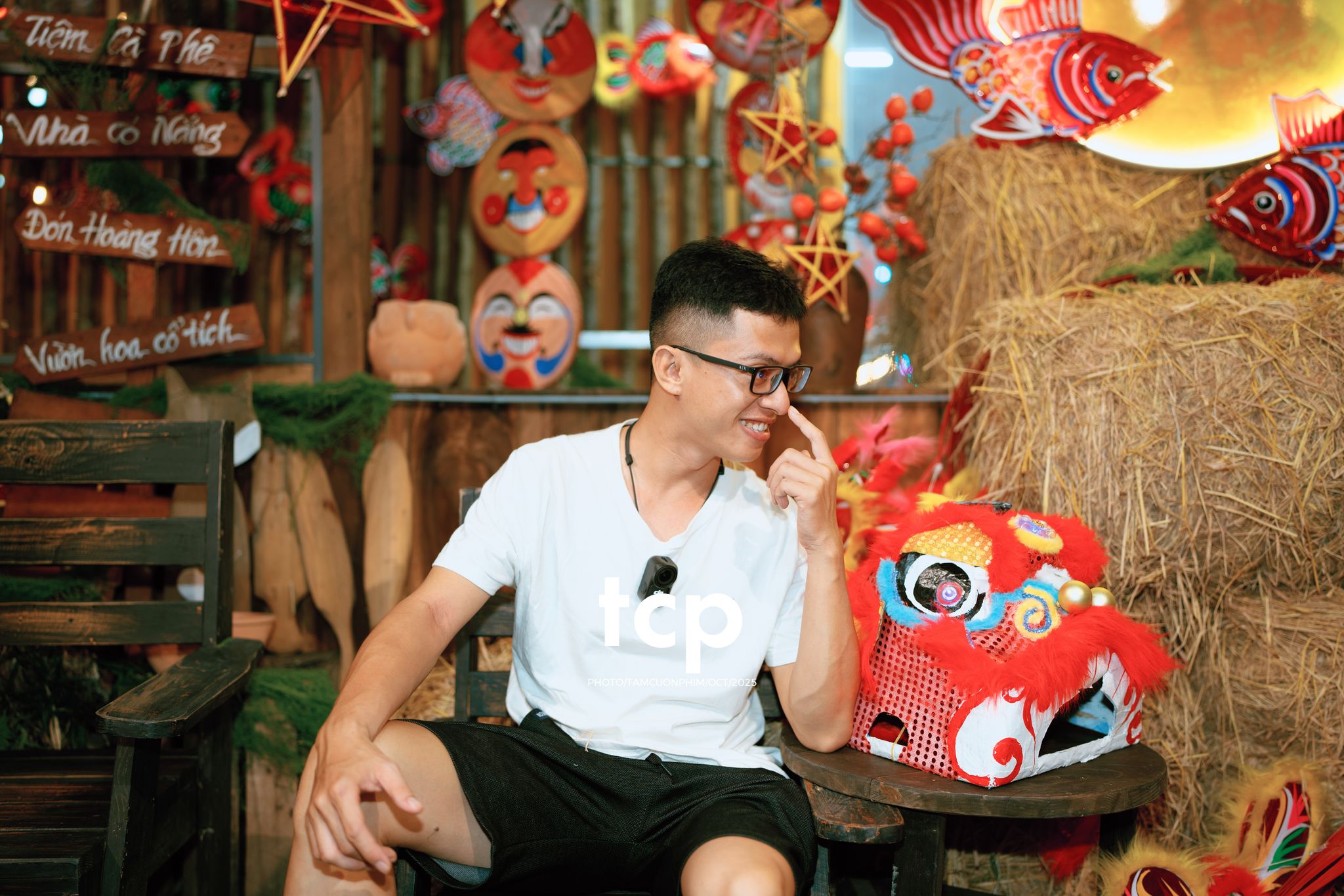 Tám Cuộn Phim - Có bao giờ bạn thấy lòng mình bỗng nhẹ tênh khi dắt tay con đi ngắm phố phường rực rỡ sắc màu chưa?