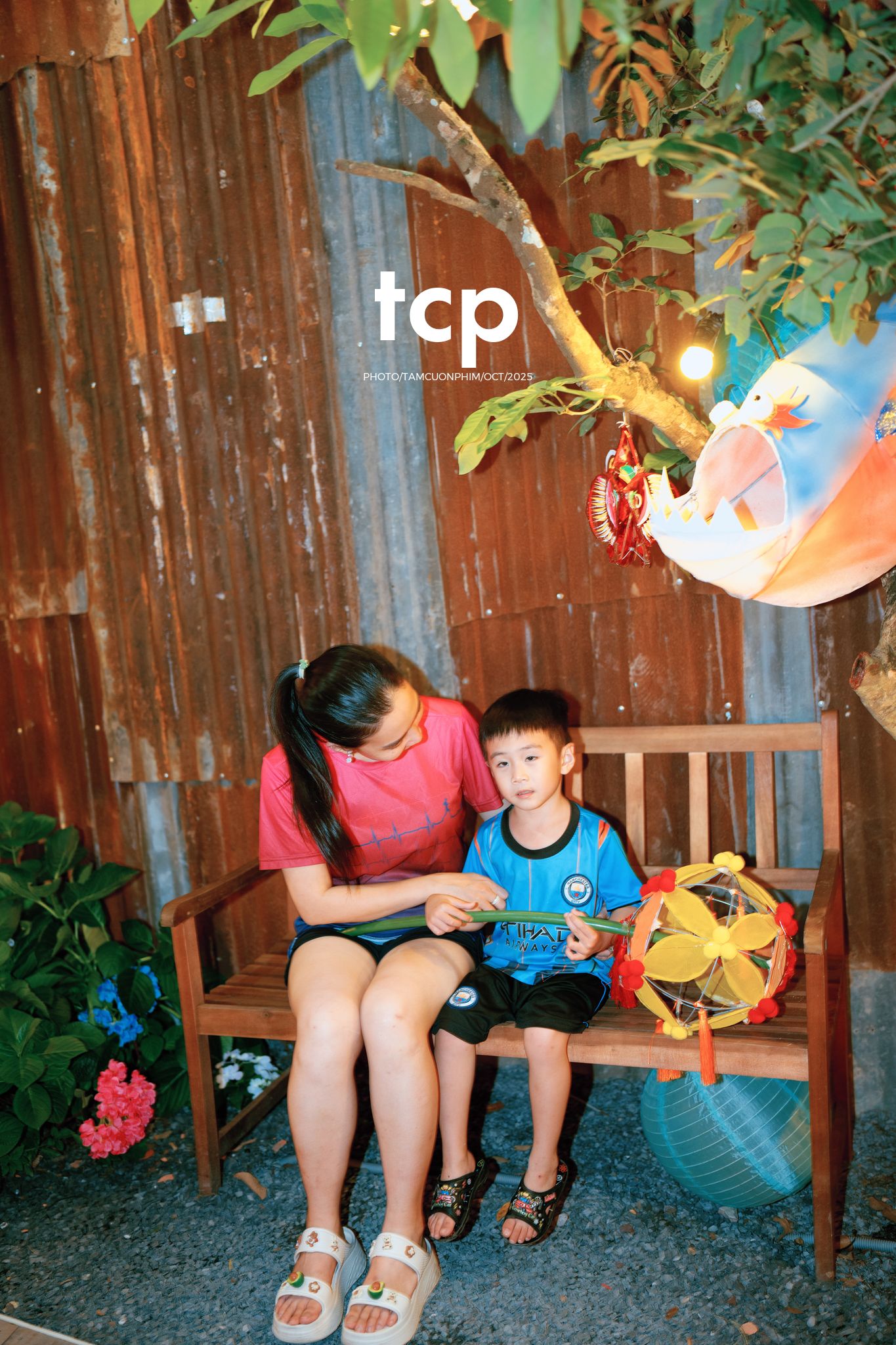 Tám Cuộn Phim - Có bao giờ bạn thấy lòng mình bỗng nhẹ tênh khi dắt tay con đi ngắm phố phường rực rỡ sắc màu chưa?