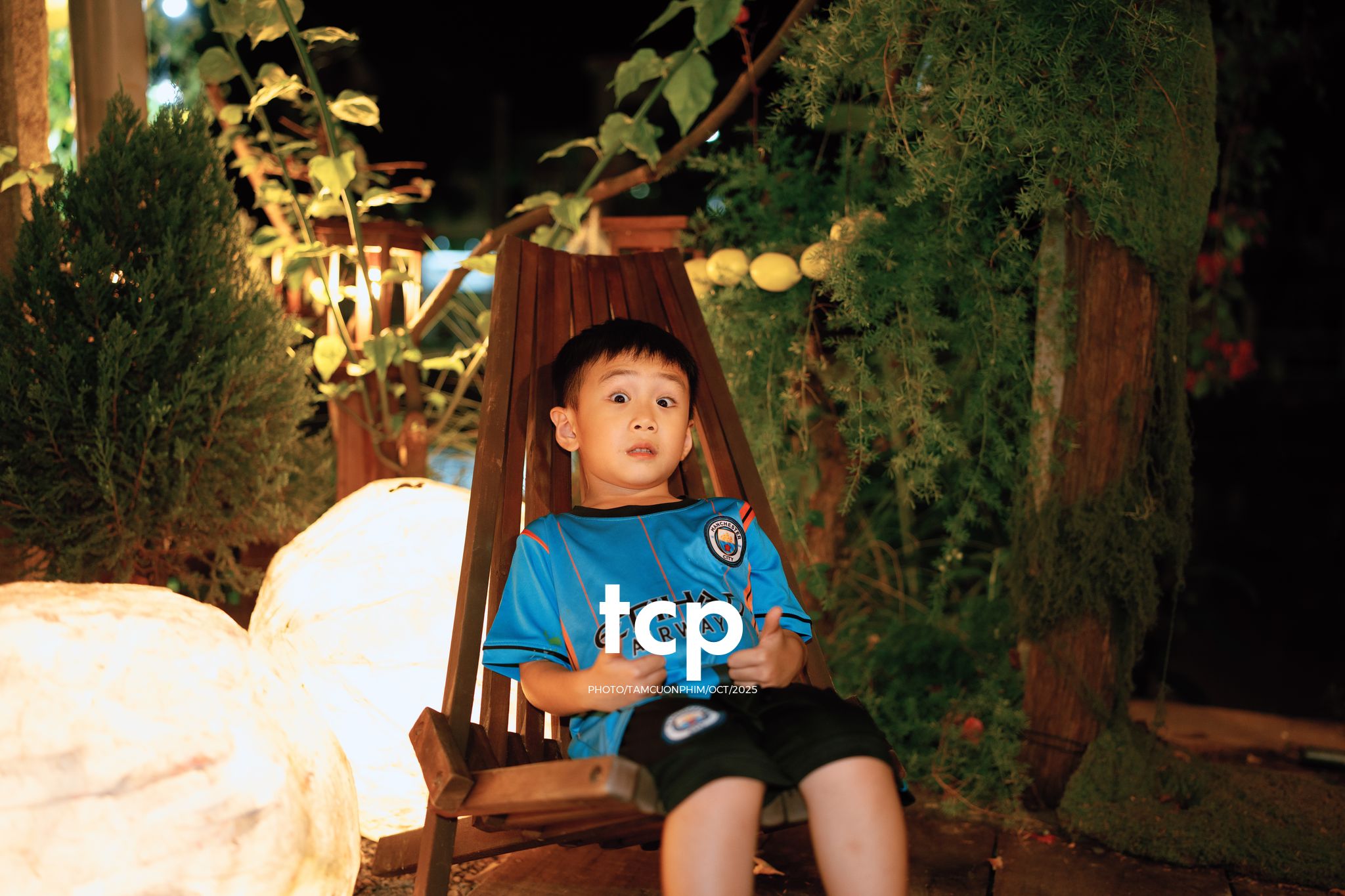 Tám Cuộn Phim - Có bao giờ bạn thấy lòng mình bỗng nhẹ tênh khi dắt tay con đi ngắm phố phường rực rỡ sắc màu chưa?