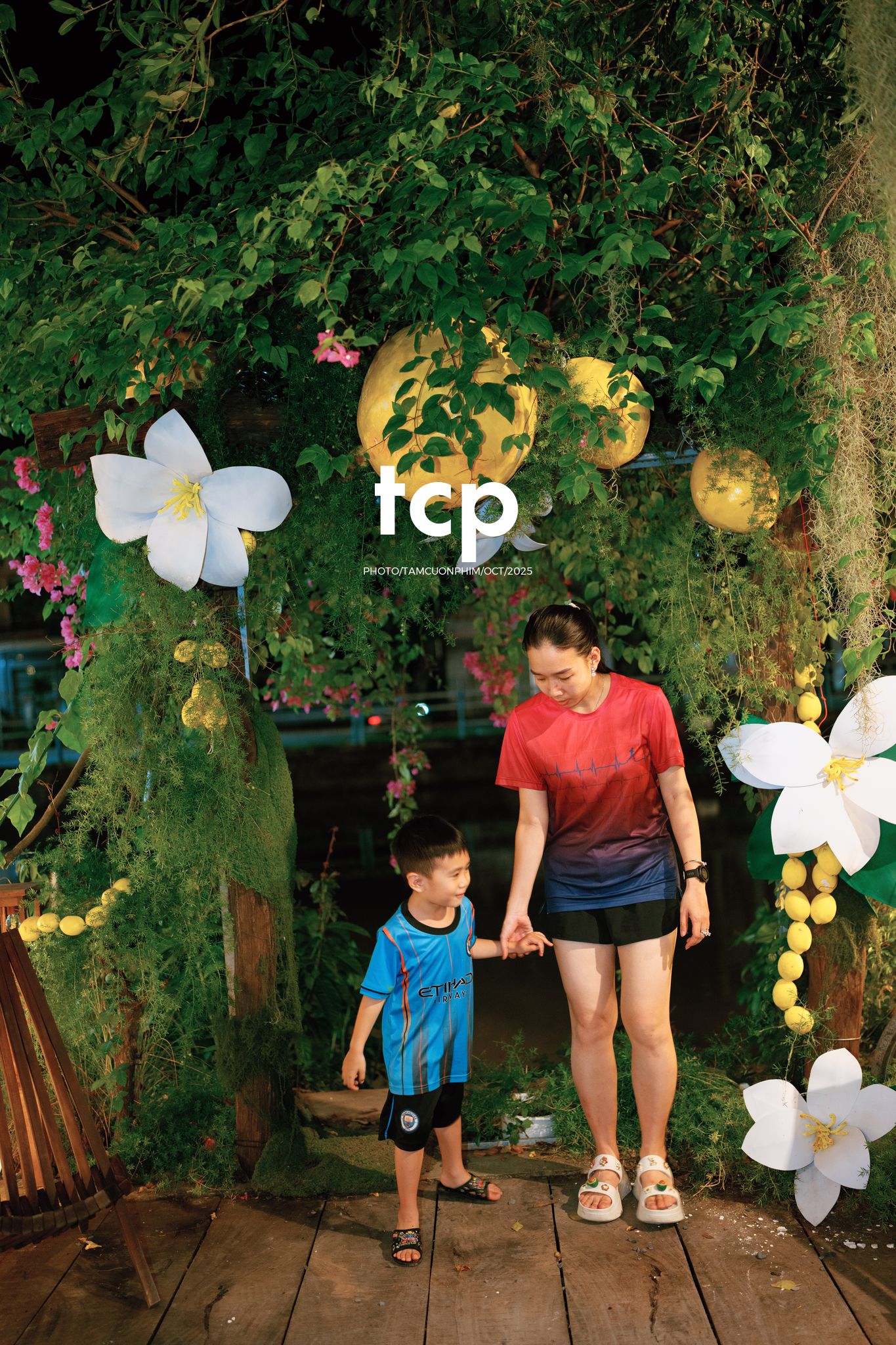 Tám Cuộn Phim - Có bao giờ bạn thấy lòng mình bỗng nhẹ tênh khi dắt tay con đi ngắm phố phường rực rỡ sắc màu chưa?