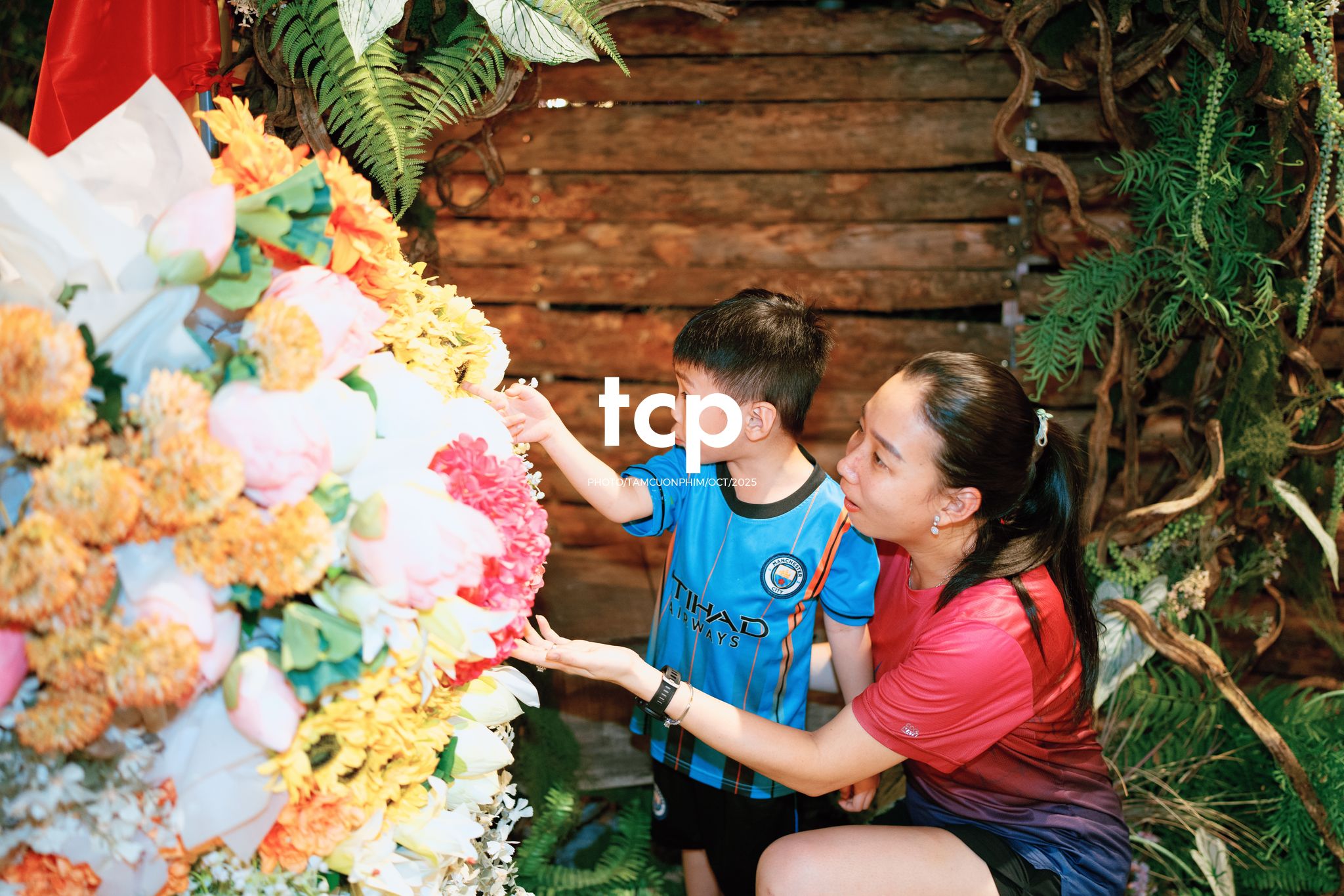 Tám Cuộn Phim - Có bao giờ bạn thấy lòng mình bỗng nhẹ tênh khi dắt tay con đi ngắm phố phường rực rỡ sắc màu chưa?