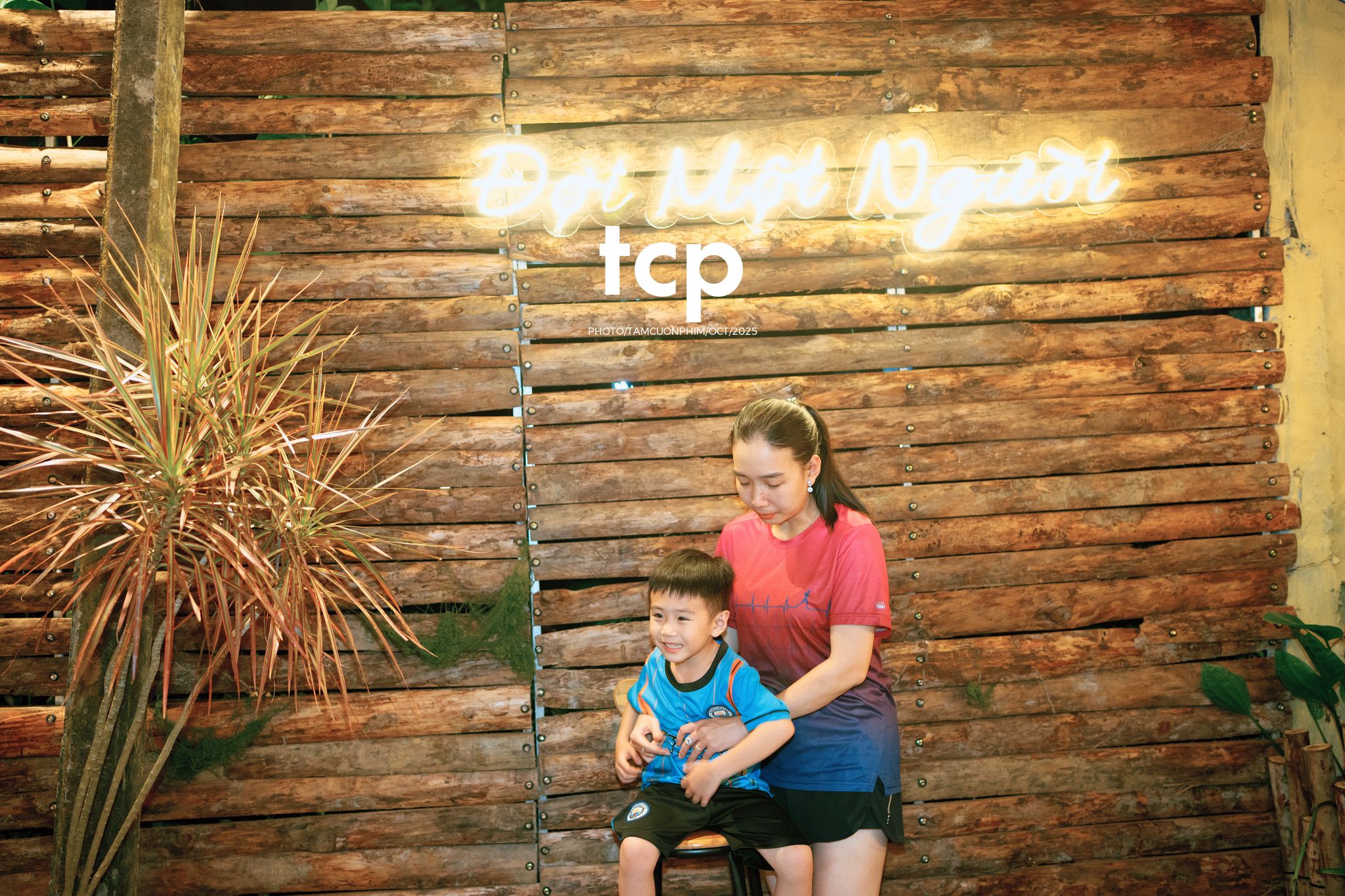 Tám Cuộn Phim - Có bao giờ bạn thấy lòng mình bỗng nhẹ tênh khi dắt tay con đi ngắm phố phường rực rỡ sắc màu chưa?