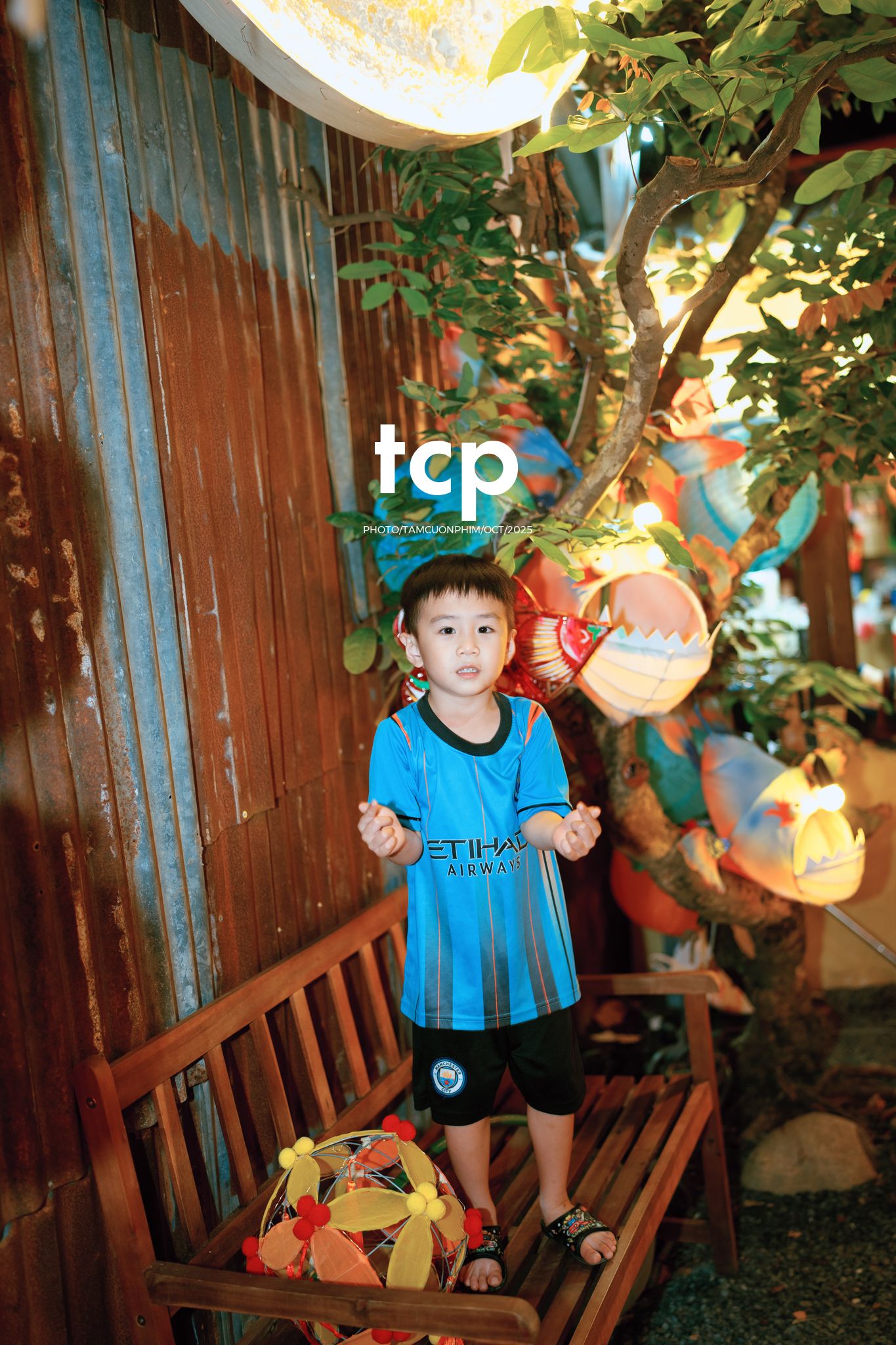 Tám Cuộn Phim - Có bao giờ bạn thấy lòng mình bỗng nhẹ tênh khi dắt tay con đi ngắm phố phường rực rỡ sắc màu chưa?