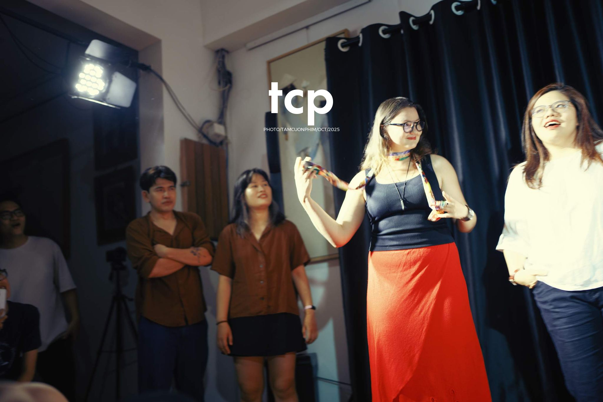 Tám Cuộn Phim - Cấu trúc của những mảnh ghép bất ngờ