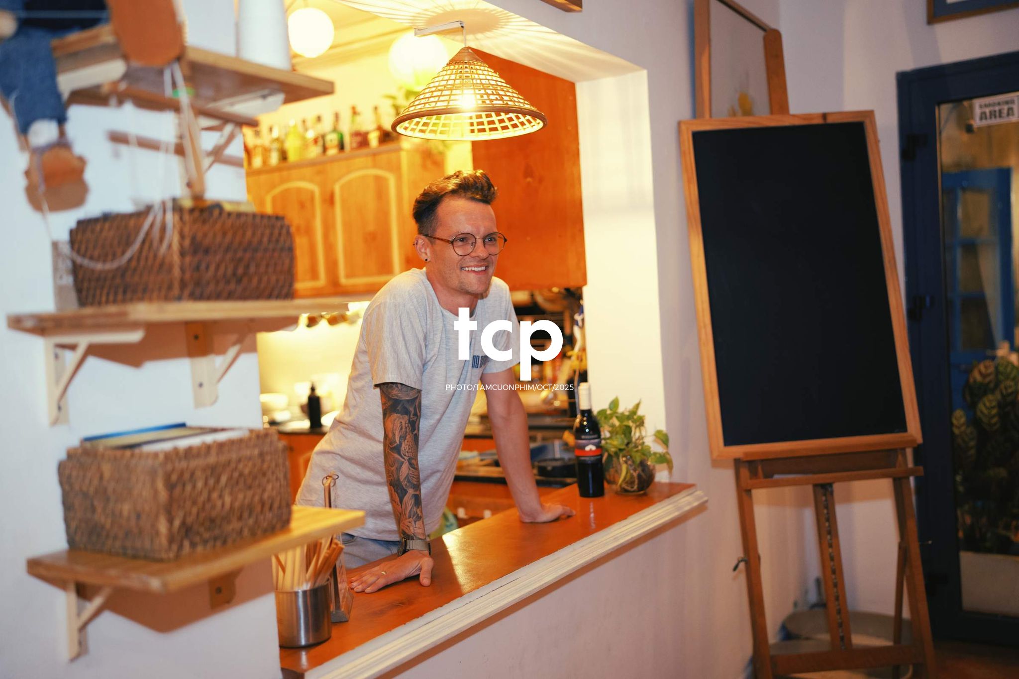 Tám Cuộn Phim - Cấu trúc của những mảnh ghép bất ngờ