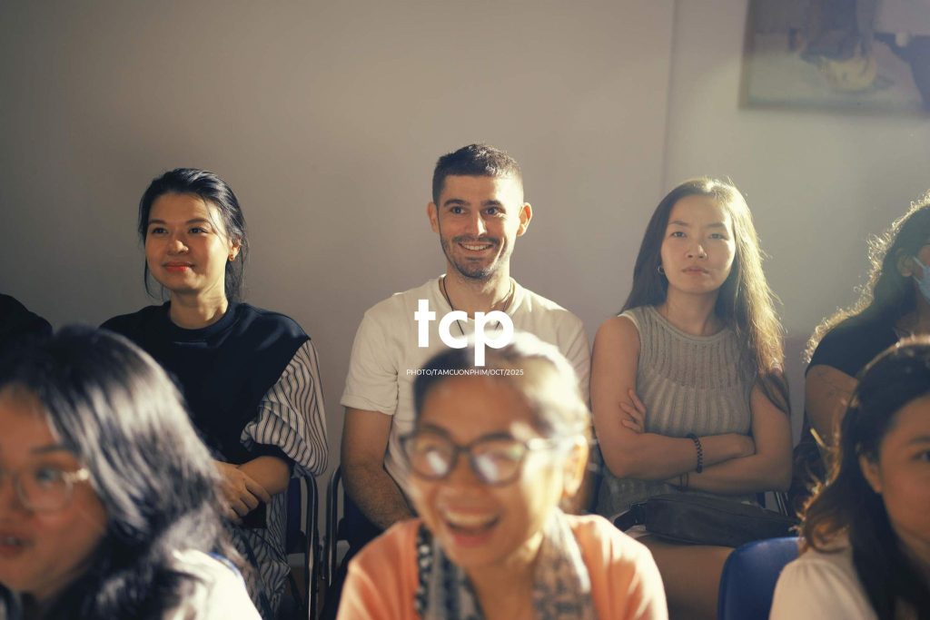 Tám Cuộn Phim - Cấu trúc của những mảnh ghép bất ngờ