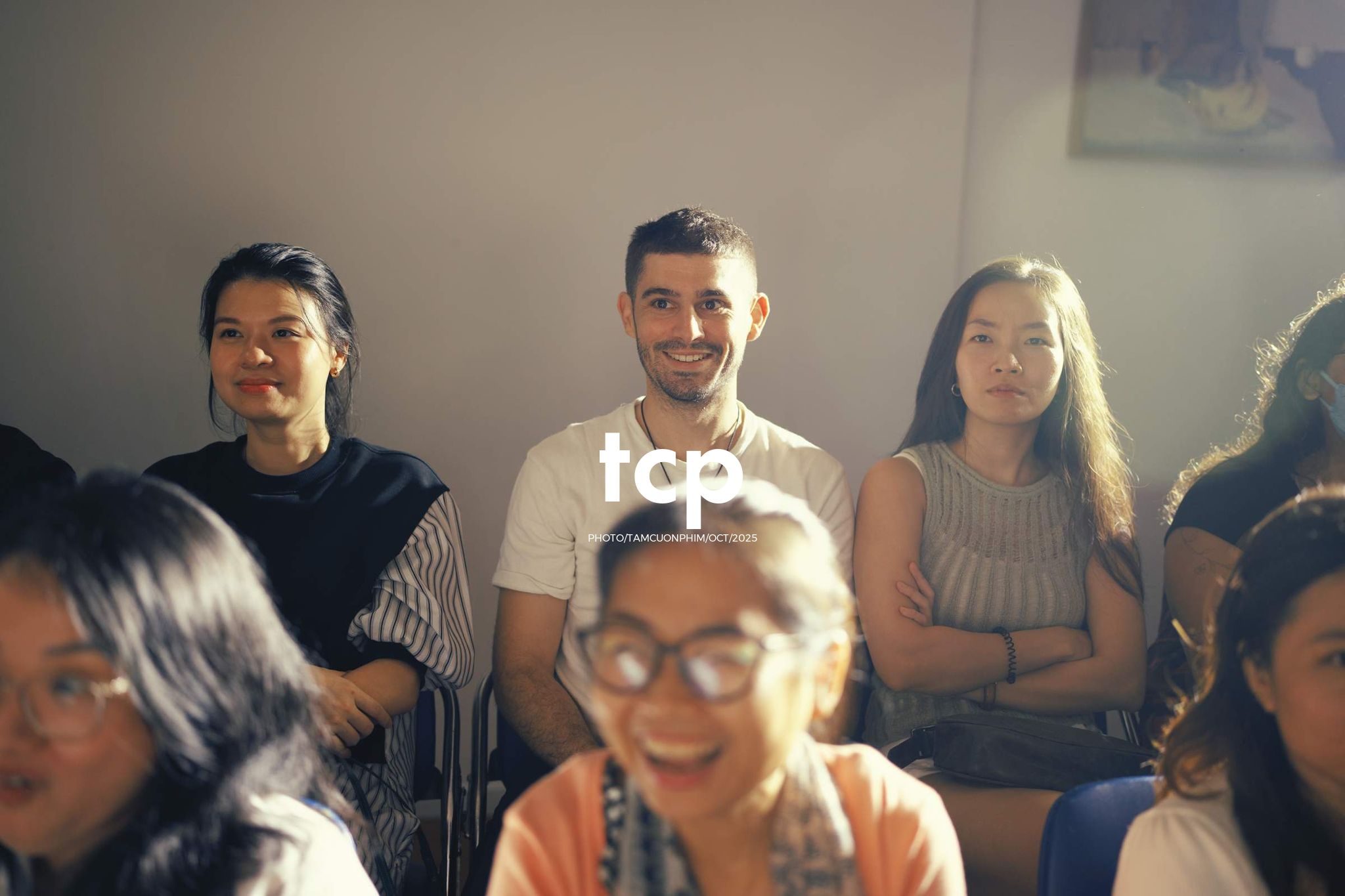 Tám Cuộn Phim - Cấu trúc của những mảnh ghép bất ngờ