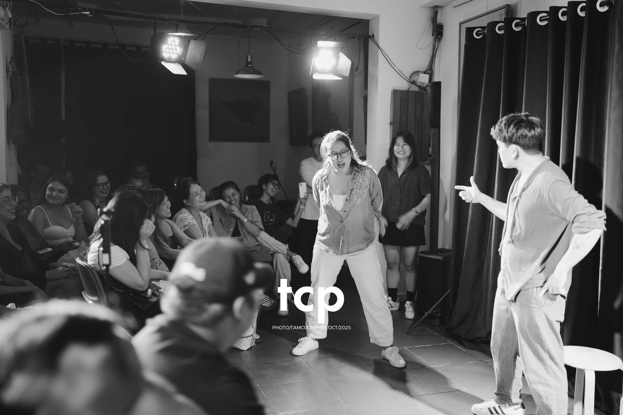 Tám Cuộn Phim - Cấu trúc của những mảnh ghép bất ngờ