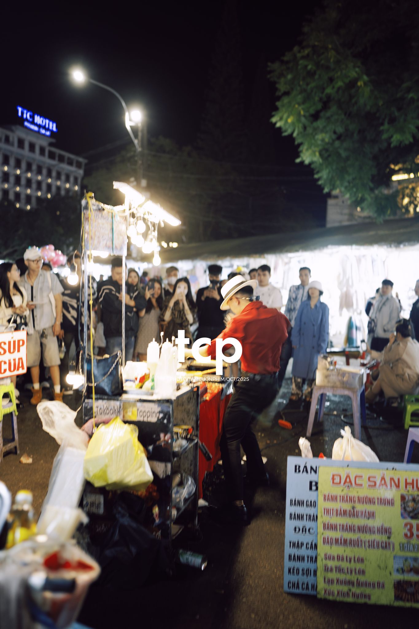 Tám Cuộn Phim - Khi cả đàn quyết định chiếm đóng vỉa hè phố núi