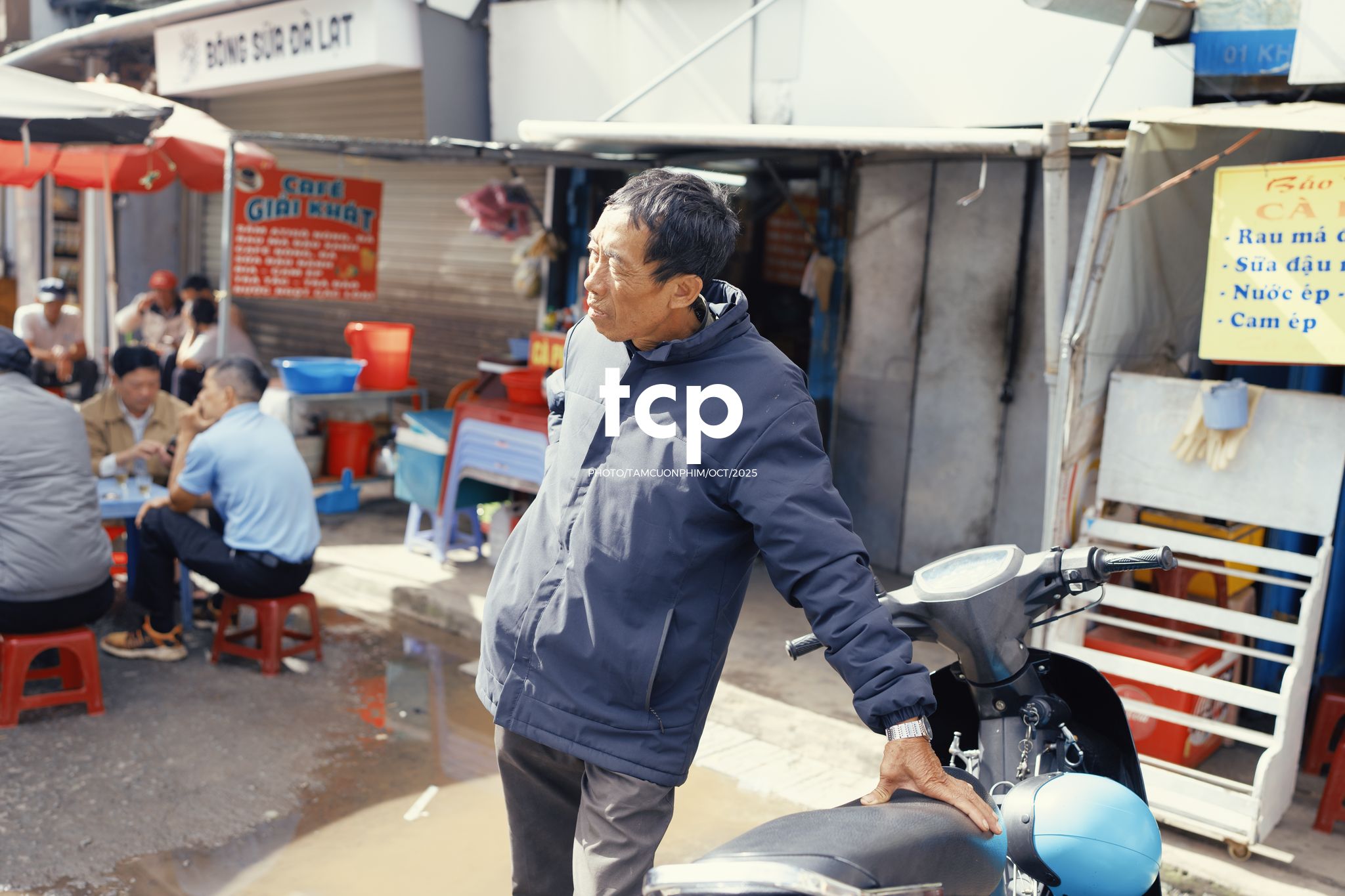 Tám Cuộn Phim - Khi cả đàn quyết định chiếm đóng vỉa hè phố núi