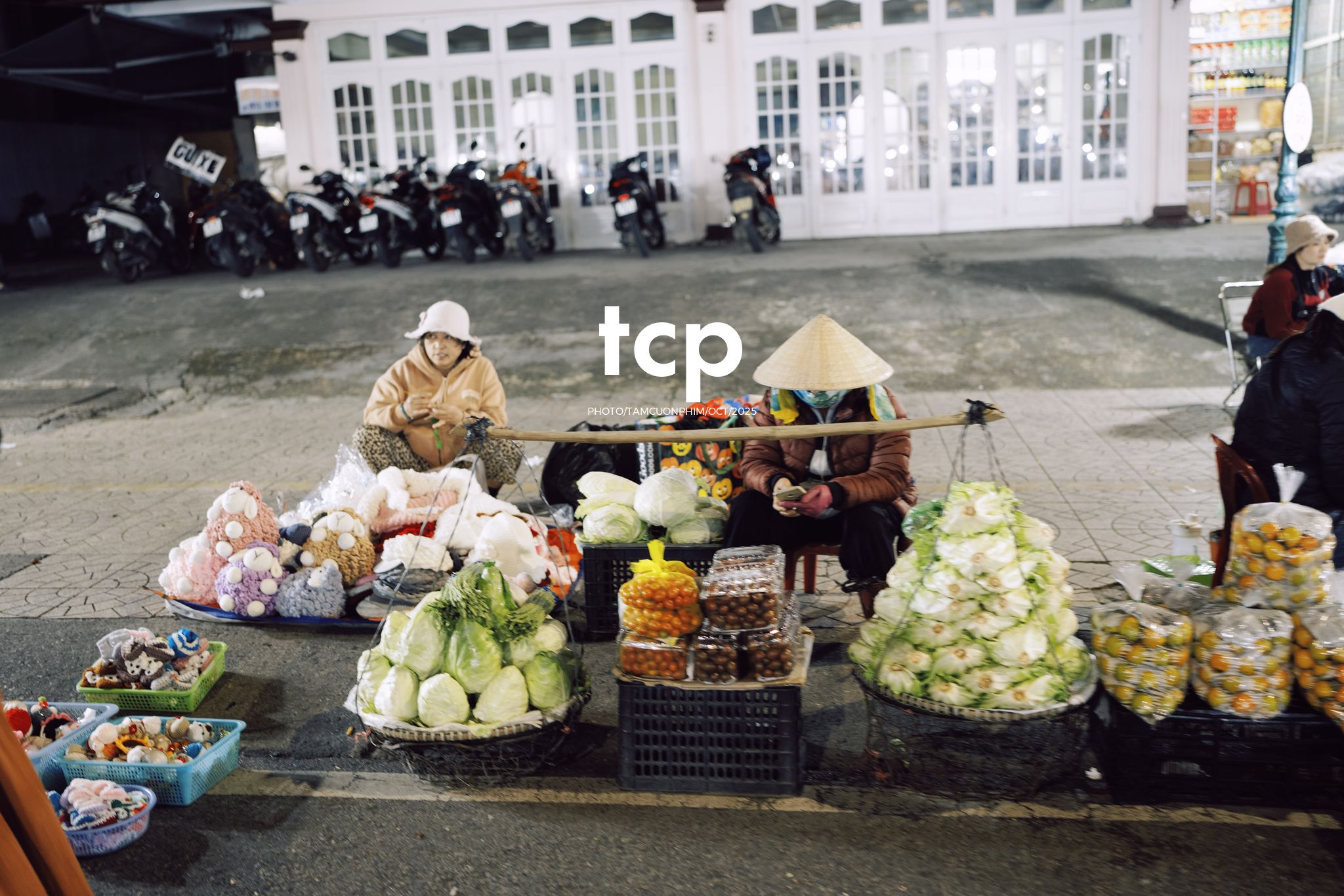 Tám Cuộn Phim - Khi cả đàn quyết định chiếm đóng vỉa hè phố núi