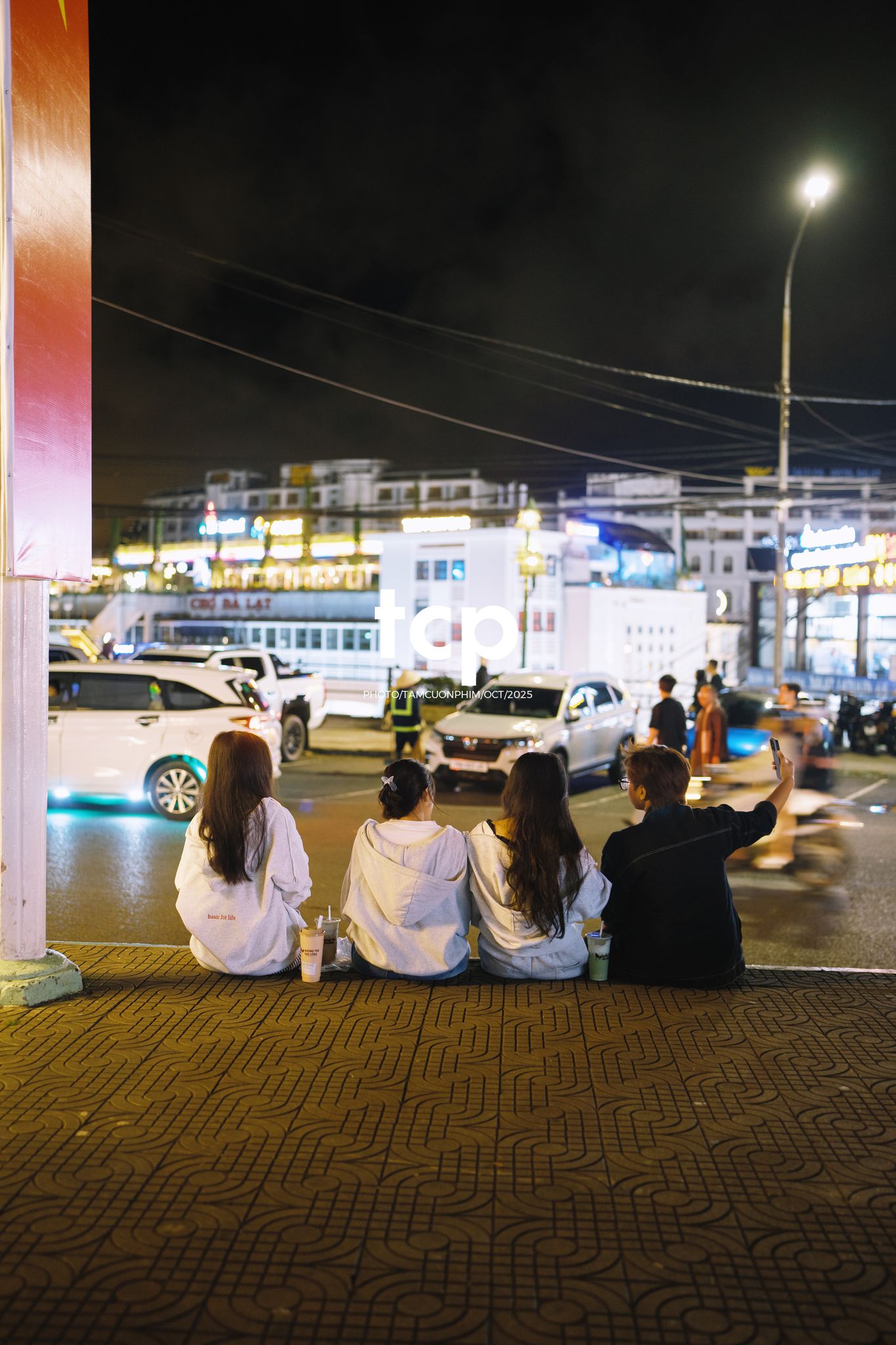 Tám Cuộn Phim - Khi cả đàn quyết định chiếm đóng vỉa hè phố núi