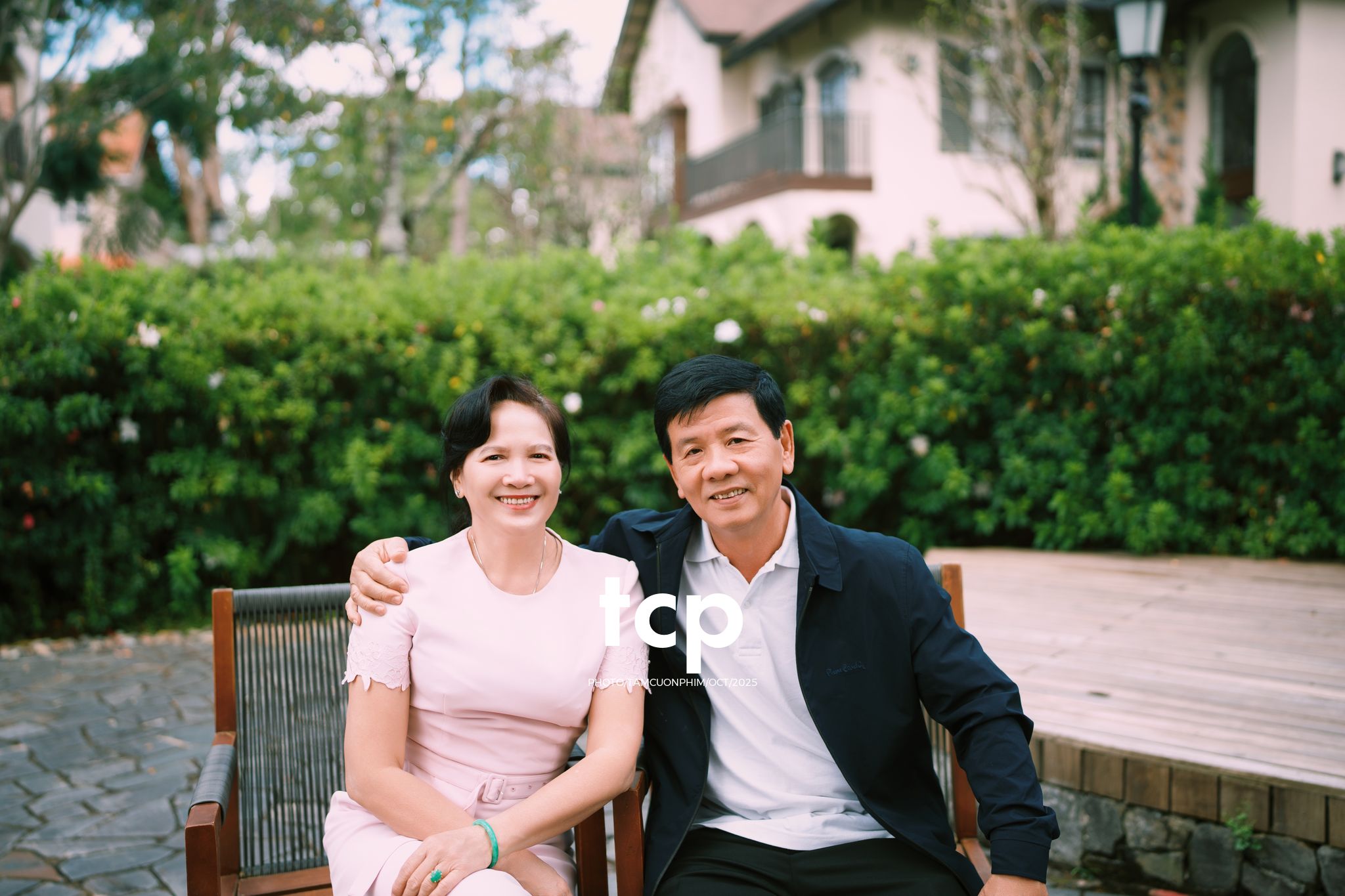 Tám Cuộn Phim - KHOẢNG TRỜI RIÊNG GIỮA MIỀN CẢNH QUAN