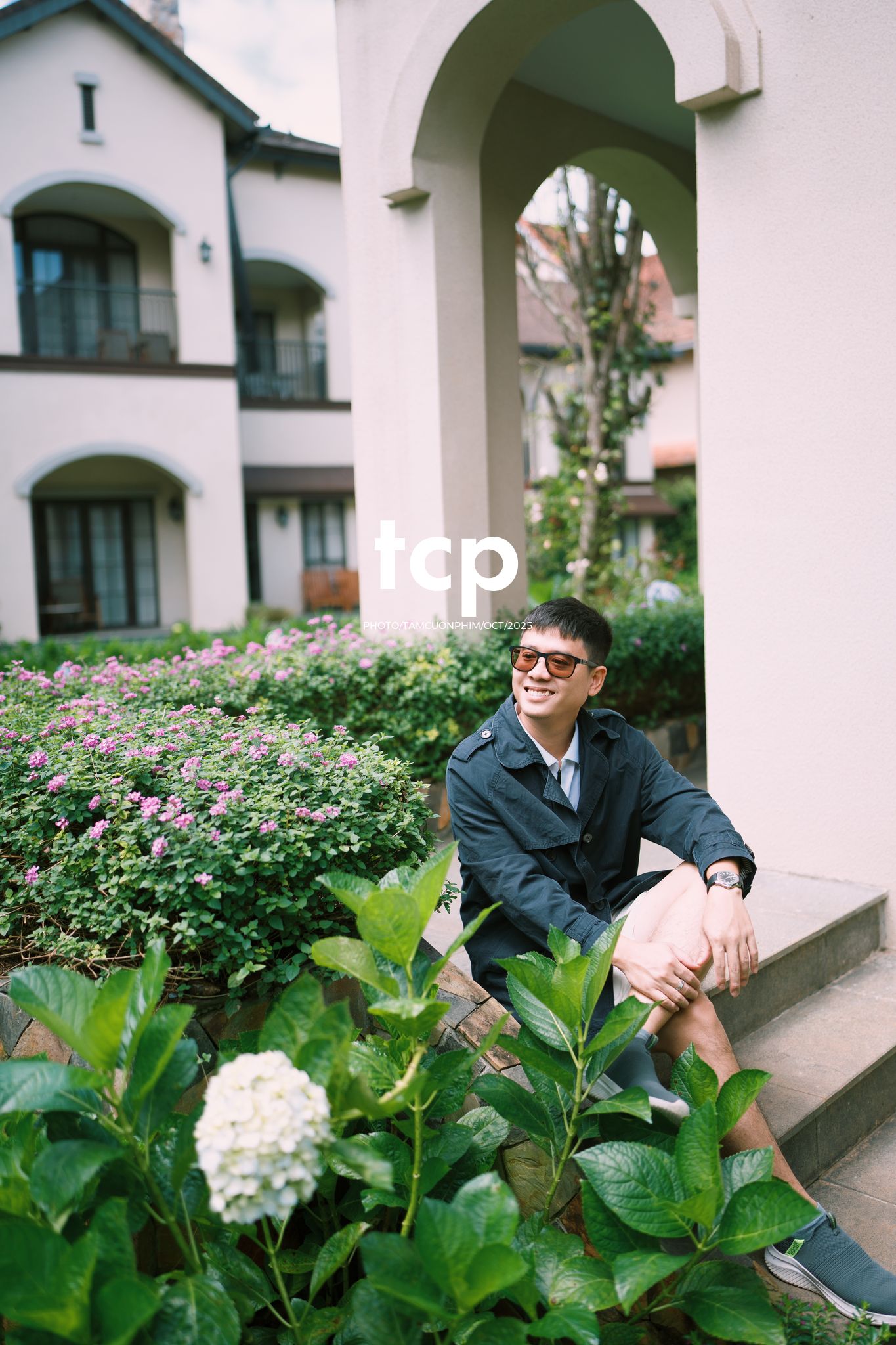 Tám Cuộn Phim - KHOẢNG TRỜI RIÊNG GIỮA MIỀN CẢNH QUAN