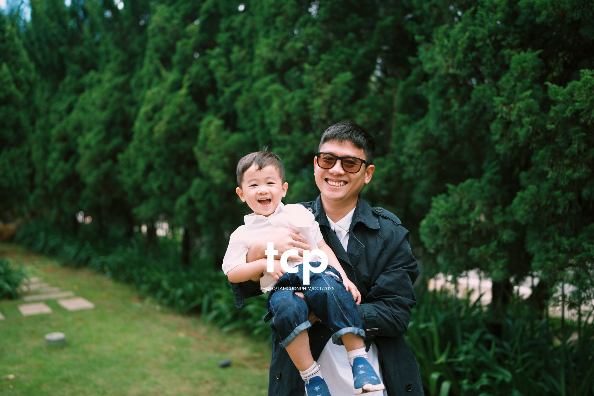 Tám Cuộn Phim - KHOẢNG TRỜI RIÊNG GIỮA MIỀN CẢNH QUAN