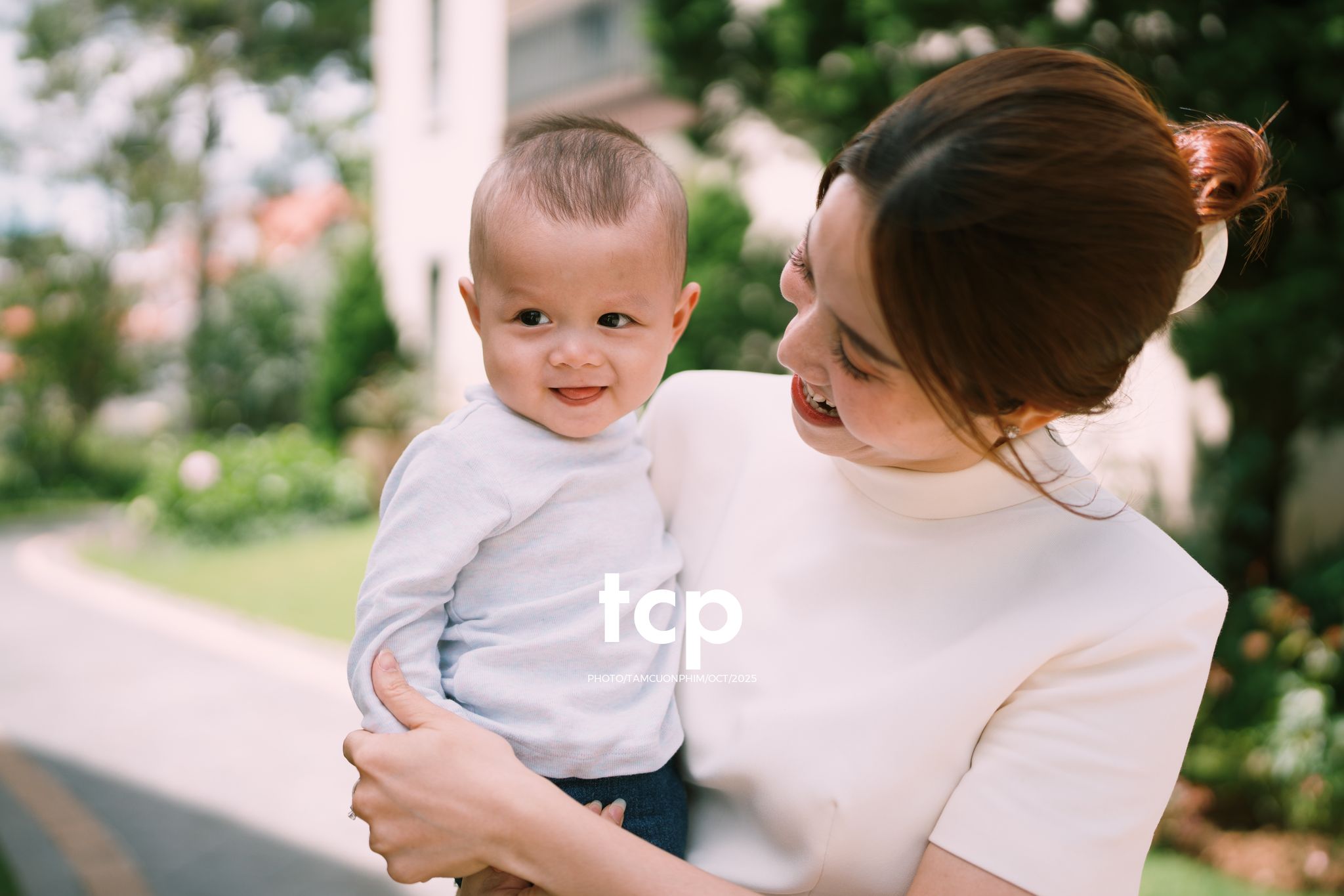 Tám Cuộn Phim - KHOẢNG TRỜI RIÊNG GIỮA MIỀN CẢNH QUAN