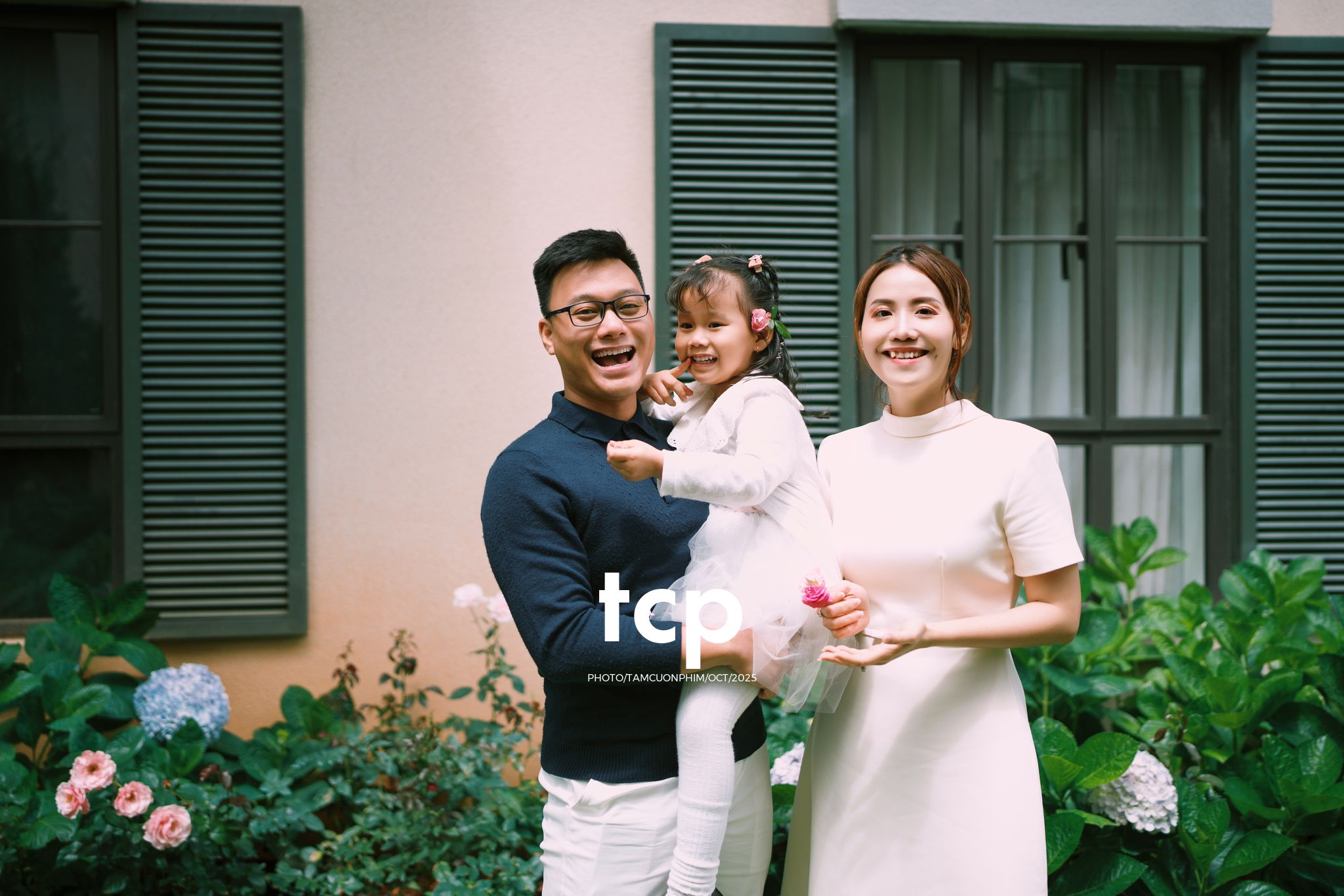 Tám Cuộn Phim - KHOẢNG TRỜI RIÊNG GIỮA MIỀN CẢNH QUAN