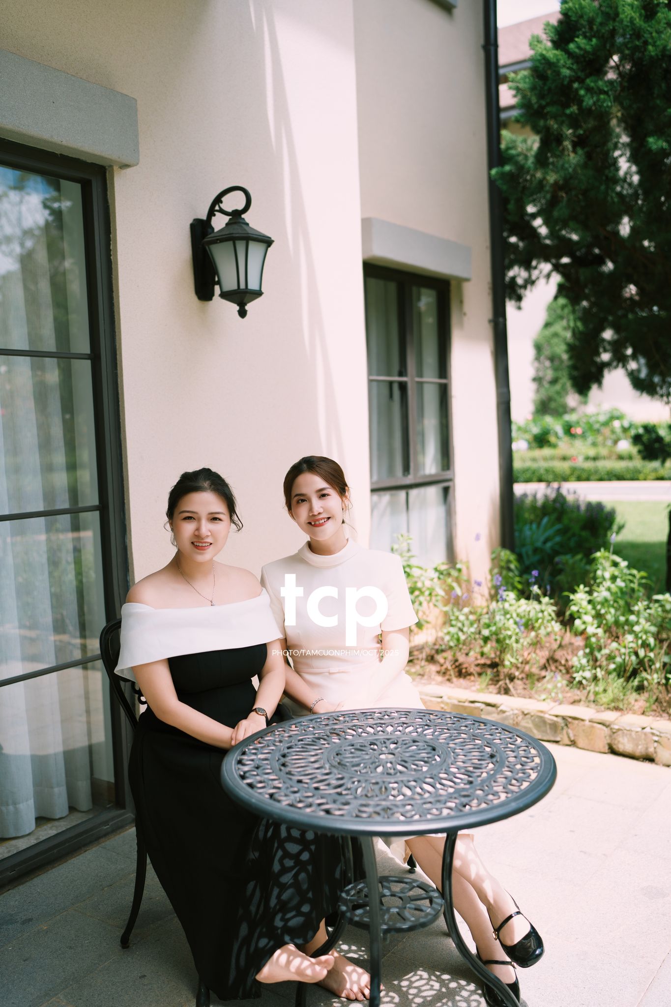 Tám Cuộn Phim - KHOẢNG TRỜI RIÊNG GIỮA MIỀN CẢNH QUAN