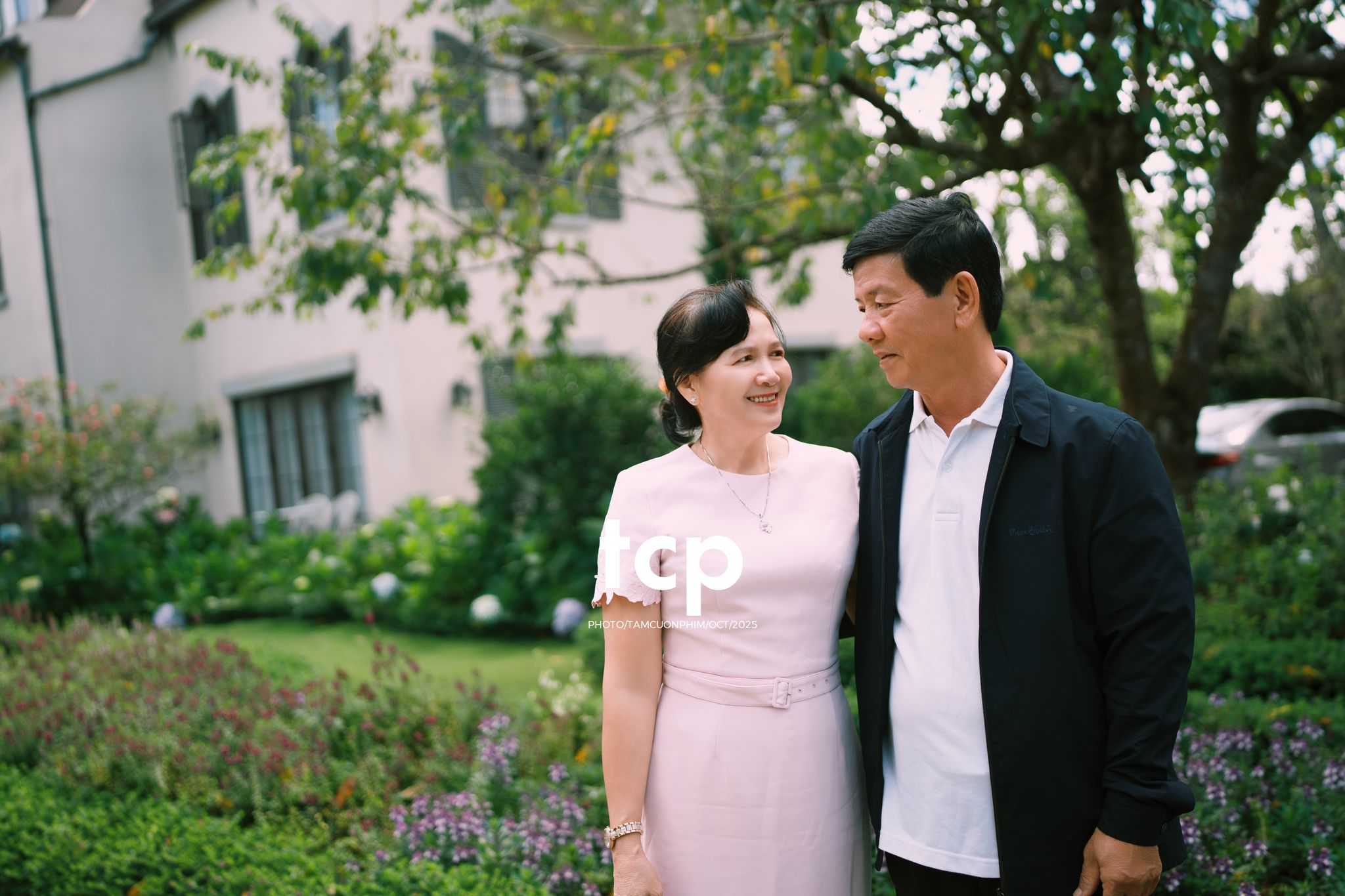 Tám Cuộn Phim - KHOẢNG TRỜI RIÊNG GIỮA MIỀN CẢNH QUAN