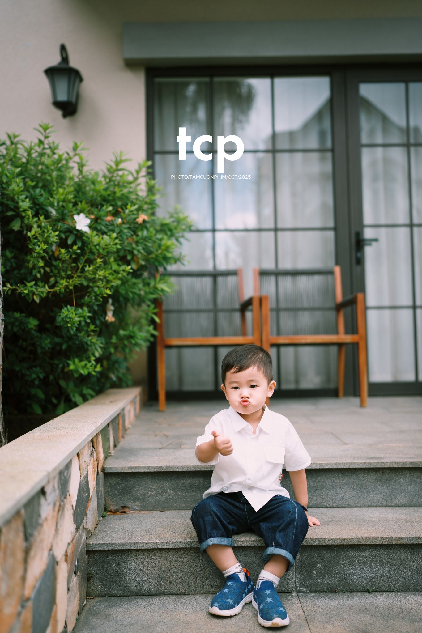 Tám Cuộn Phim - KHOẢNG TRỜI RIÊNG GIỮA MIỀN CẢNH QUAN