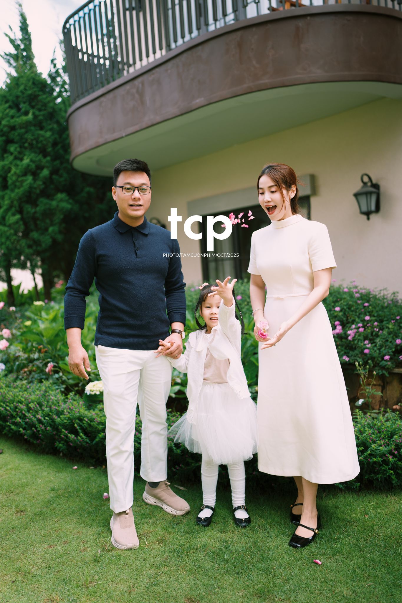 Tám Cuộn Phim - KHOẢNG TRỜI RIÊNG GIỮA MIỀN CẢNH QUAN