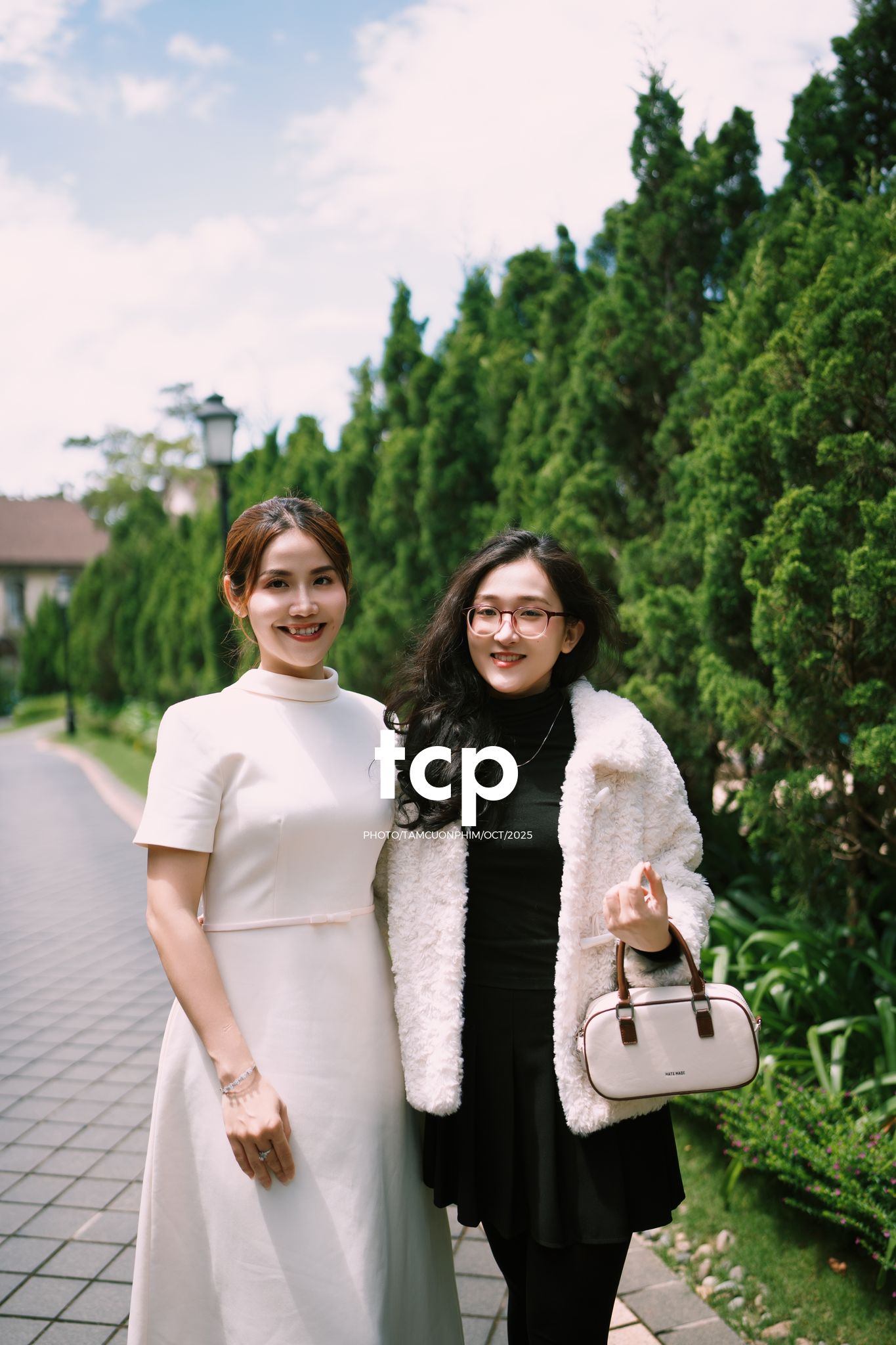 Tám Cuộn Phim - KHOẢNG TRỜI RIÊNG GIỮA MIỀN CẢNH QUAN