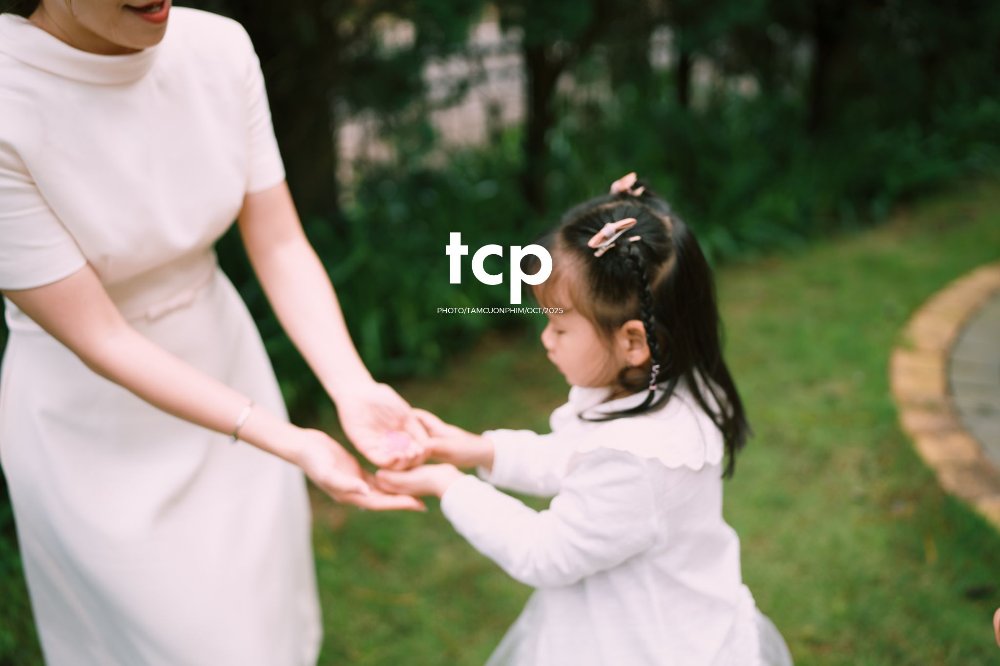 Tám Cuộn Phim - KHOẢNG TRỜI RIÊNG GIỮA MIỀN CẢNH QUAN