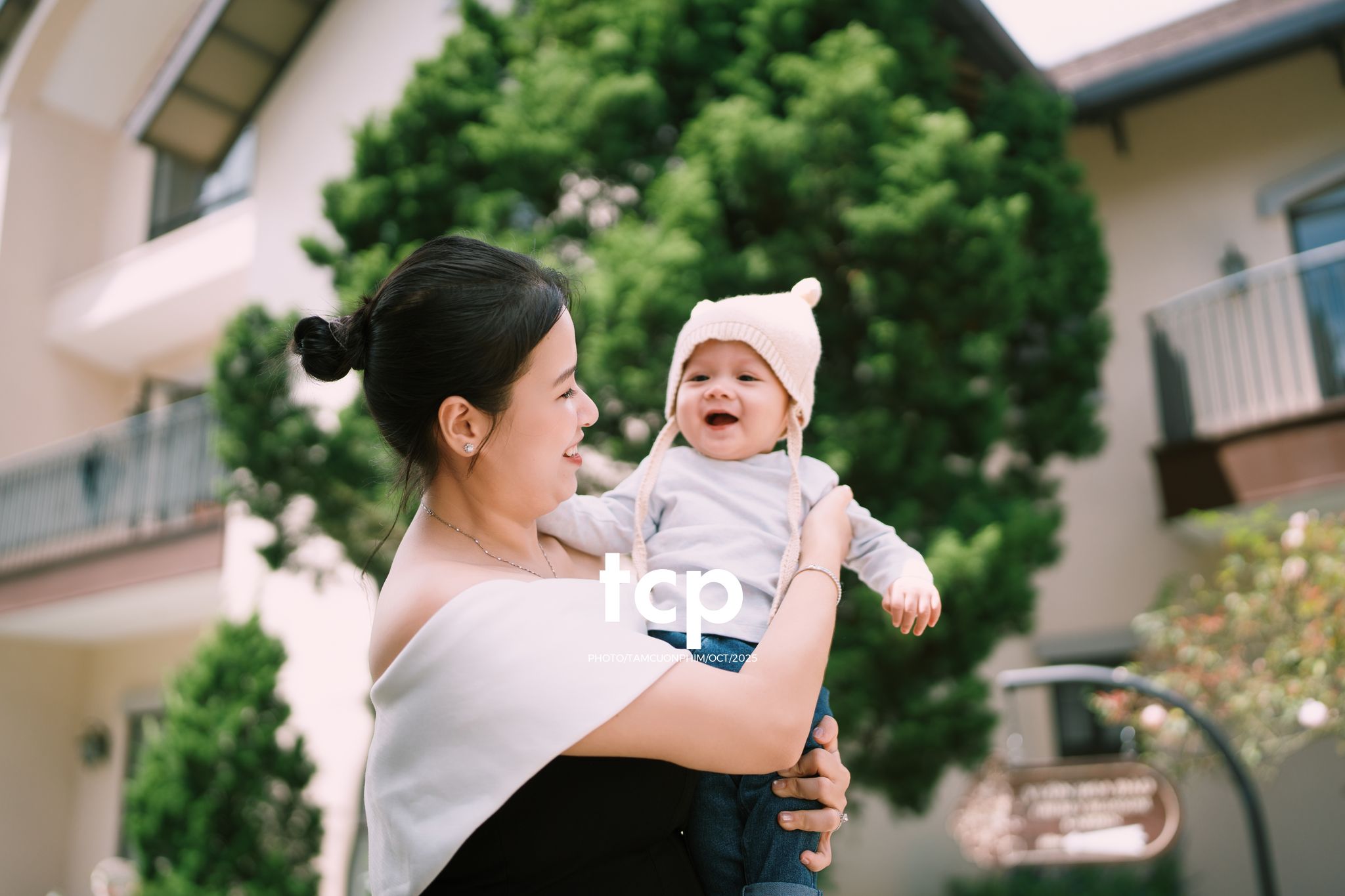 Tám Cuộn Phim - KHOẢNG TRỜI RIÊNG GIỮA MIỀN CẢNH QUAN