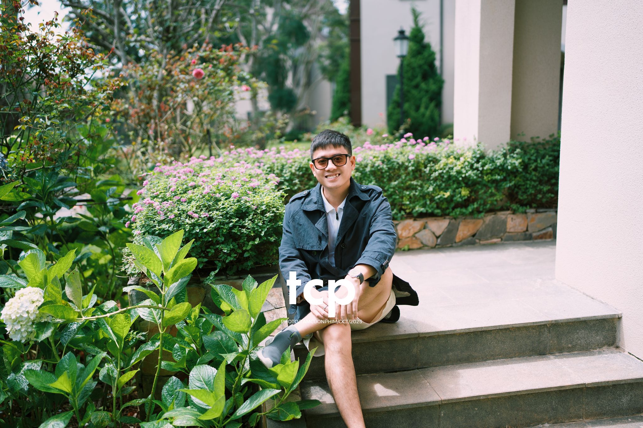 Tám Cuộn Phim - KHOẢNG TRỜI RIÊNG GIỮA MIỀN CẢNH QUAN